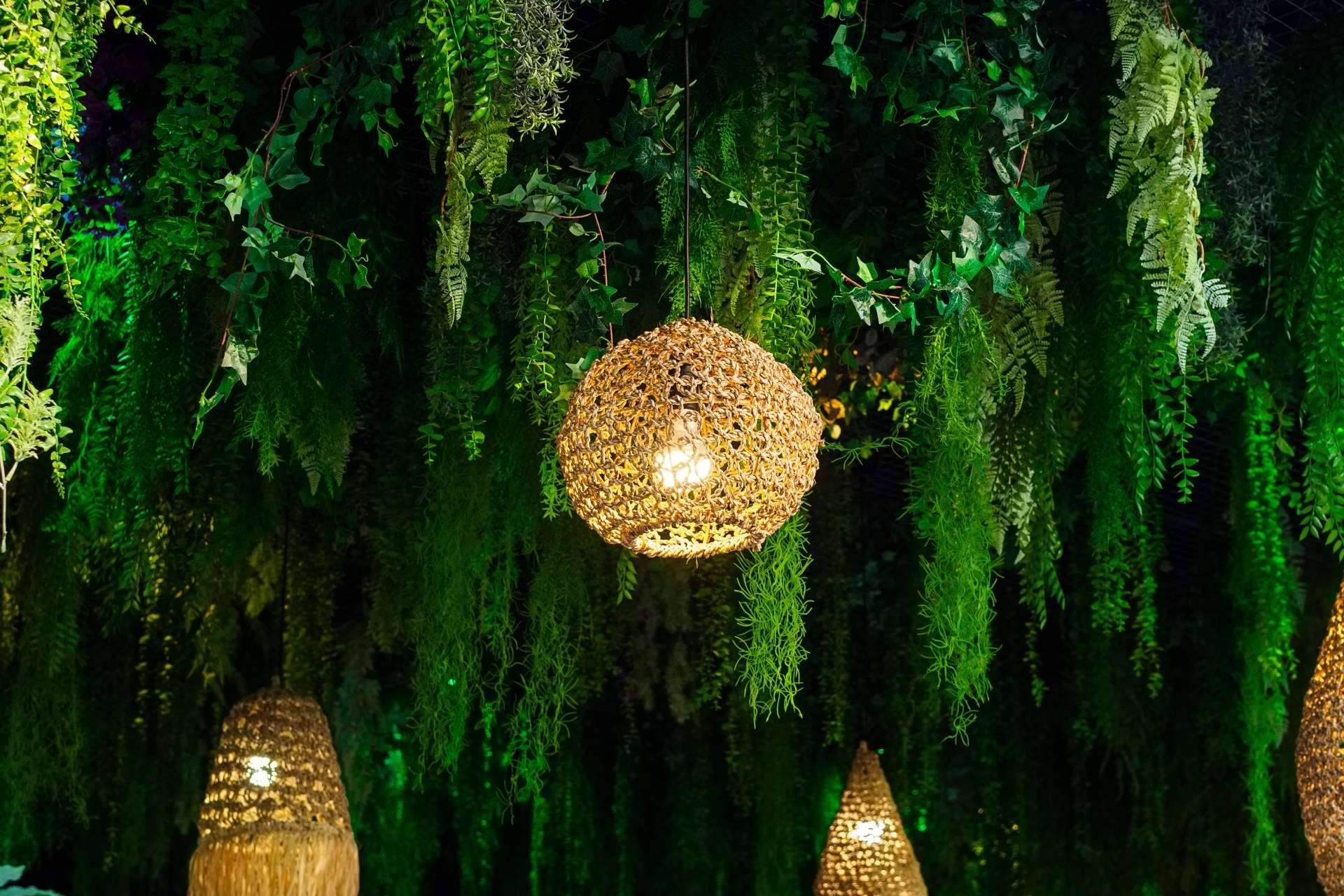 7 Plantas artificiales colgantes para dar un toque natural y decorar el hogar sin ocupar espacio