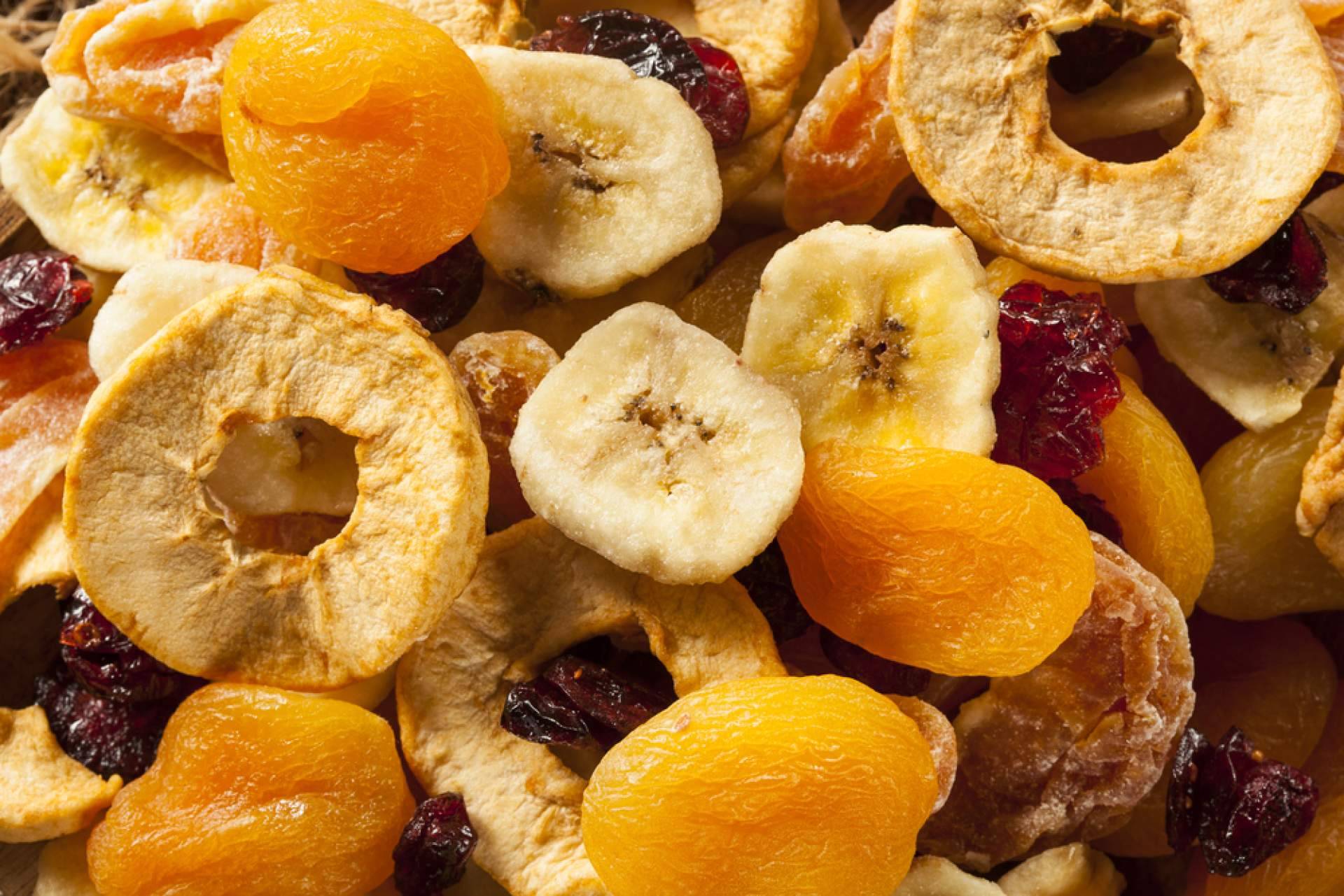 Consumir fruta deshidratada para mantener una alimentación saludable