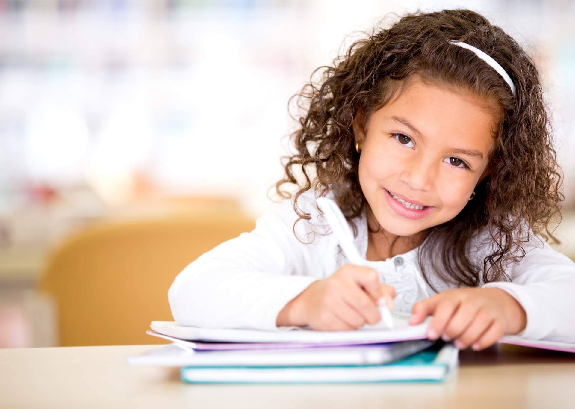 Desarrollar las habilidades que los niños necesitan para leer, escribir y deletrear con el juego de palabras de Deletreados