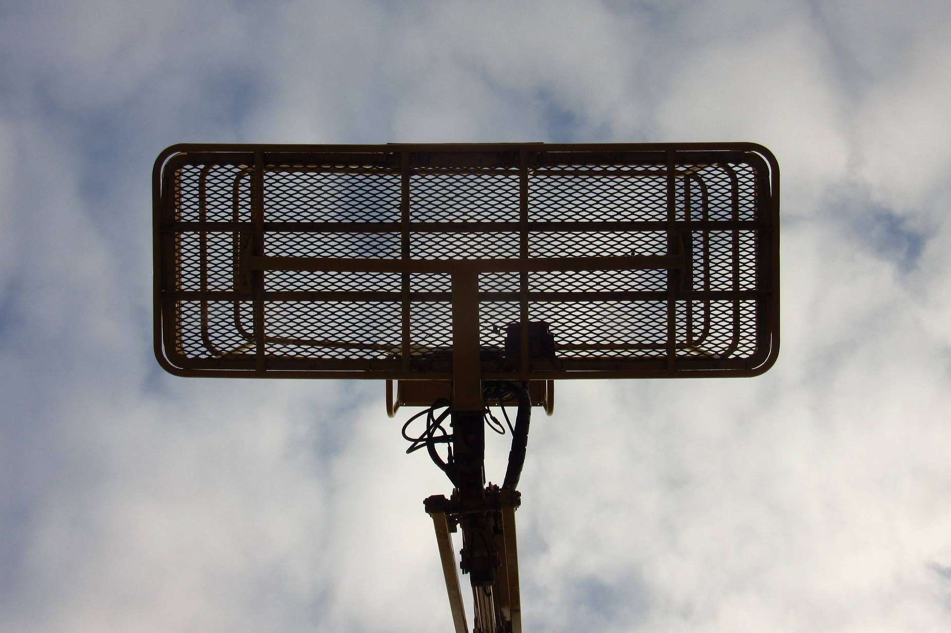 Los beneficios de alquilar plataformas elevadoras con Equipzilla