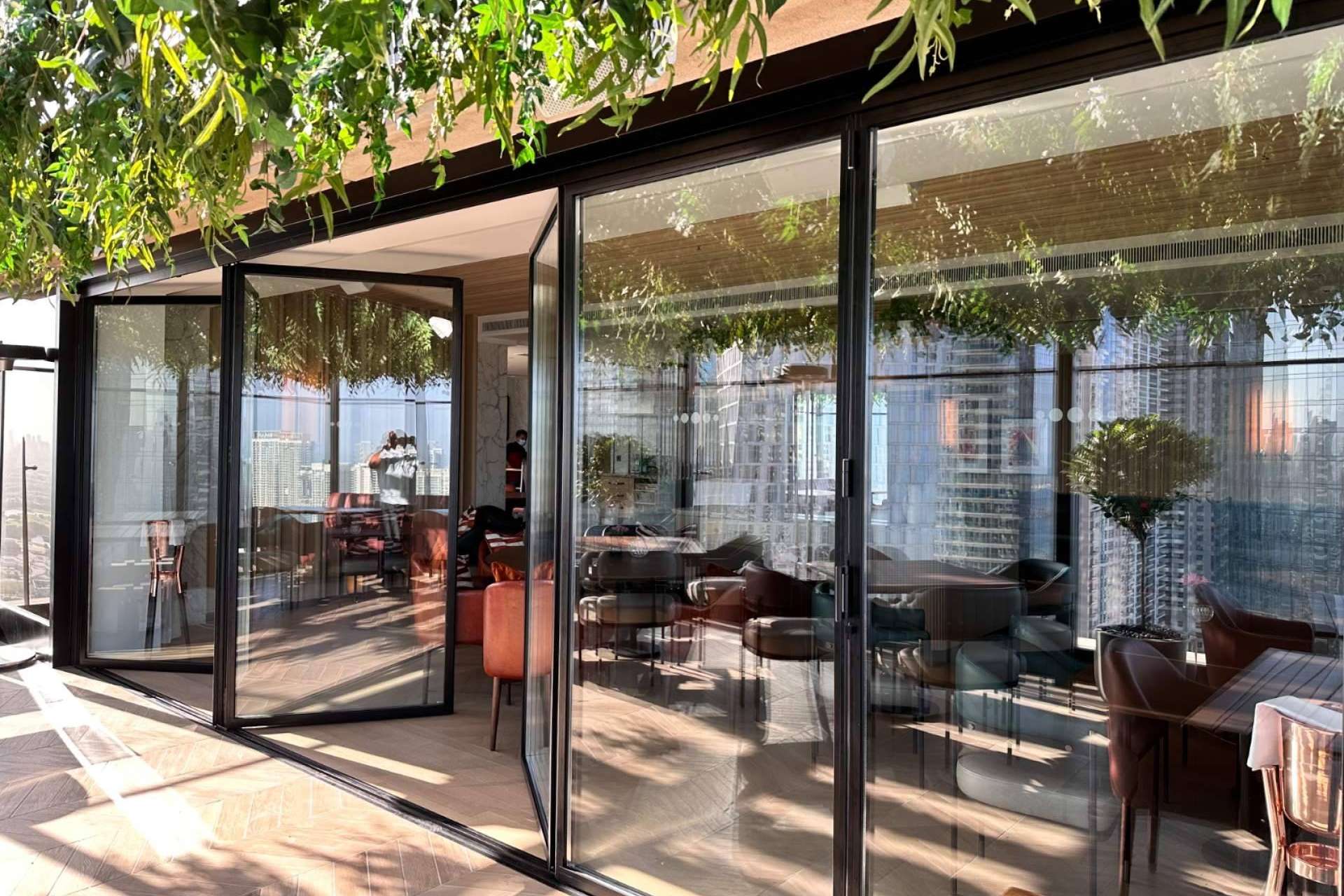 Diseños minimalistas en puertas de aluminio para exterior, con Airclos