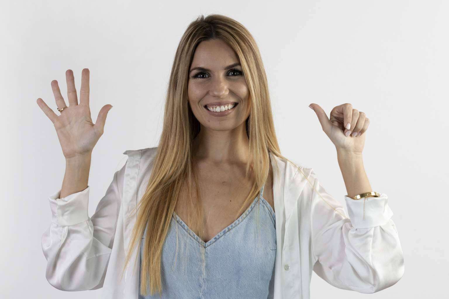 DR. INUK ofrece tiras blanqueadoras que representan la re-evolución de los dientes blancos