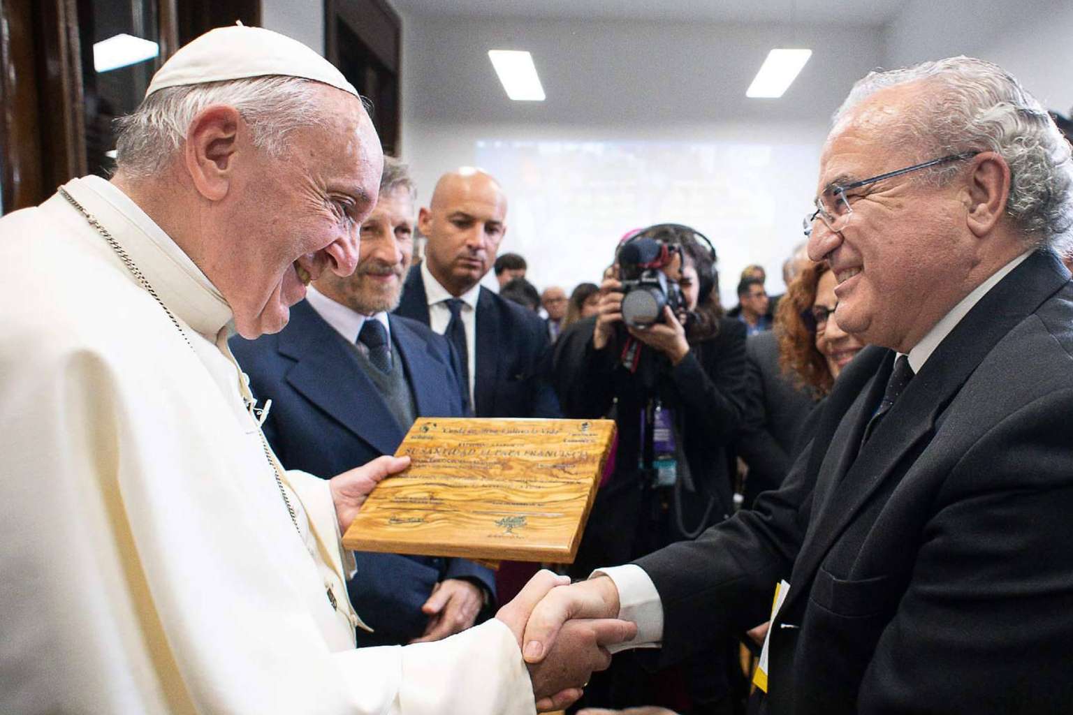 Apadrinamiento de un olivo centenario en España del Papa Francisco