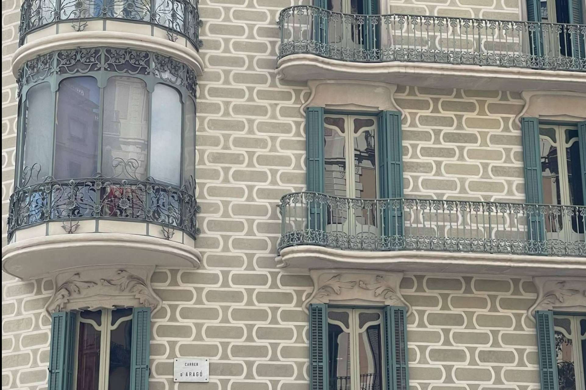 Comprar un inmueble modernista en L’Eixample, con Finca Regia Real Estate