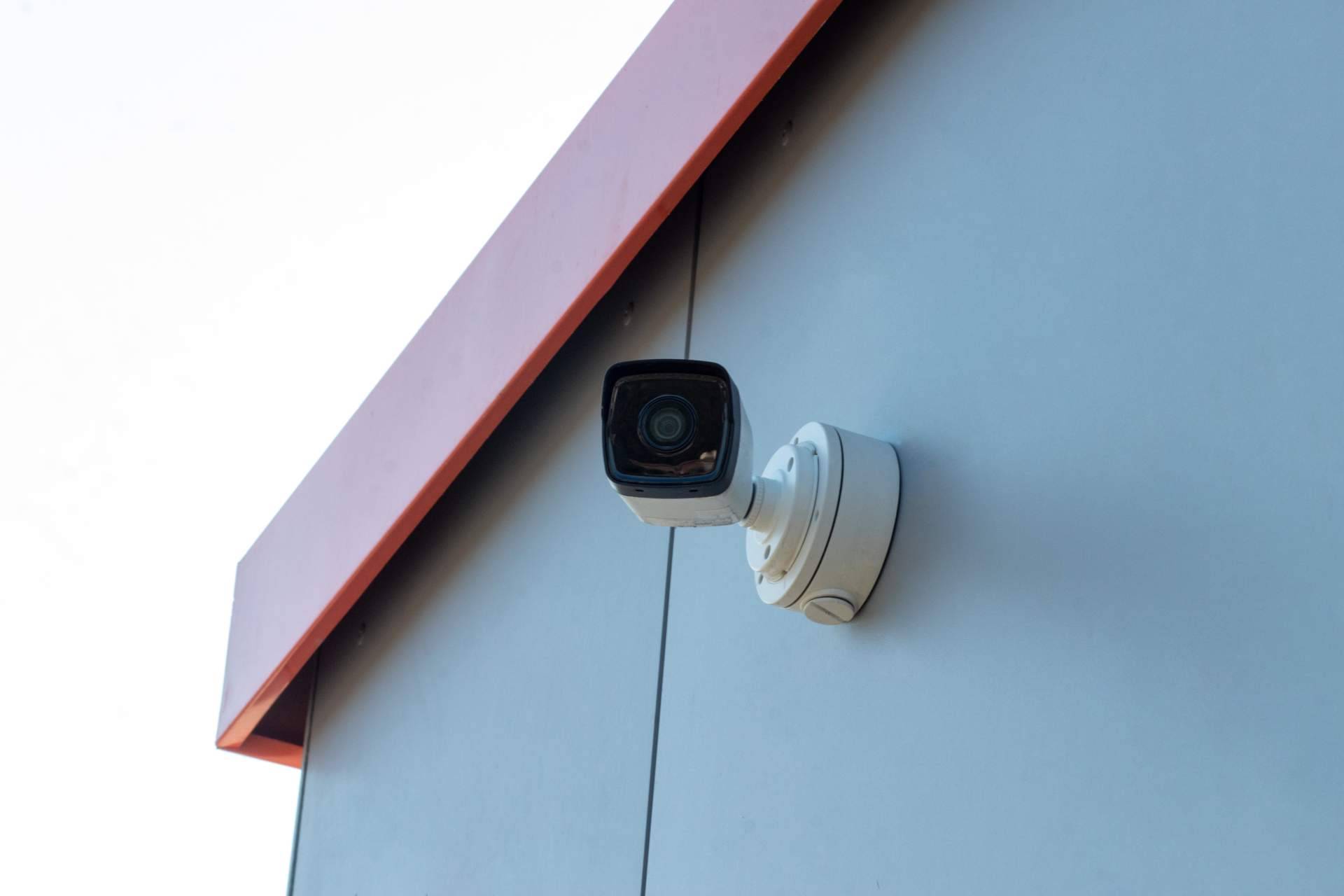 Instalar cámaras de seguridad es una buena alternativa para mantener los espacios vigilados
