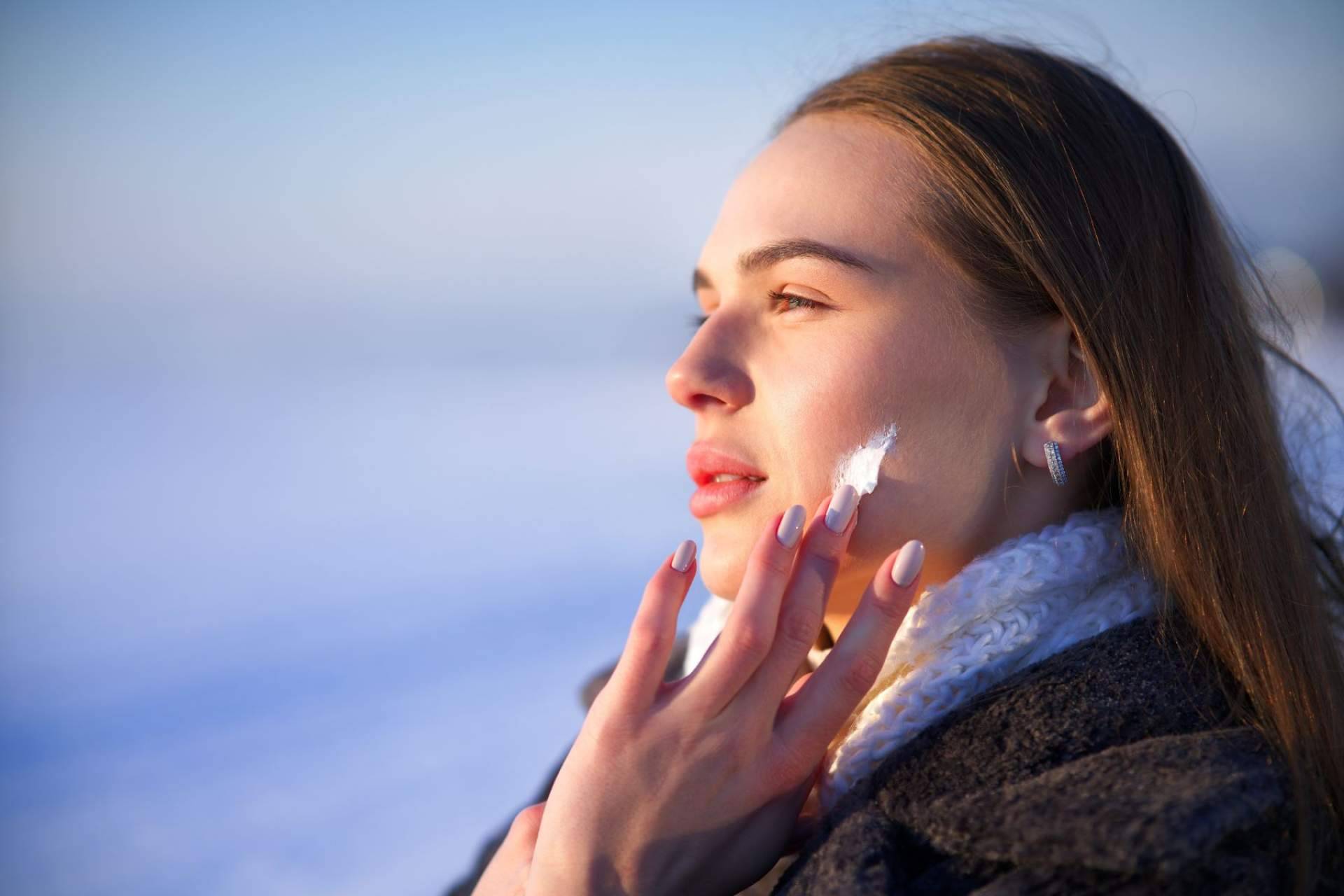 La importancia de aplicarse una buena crema hidratante facial para que la piel del rostro no sufra los meses de frío, por La Para-Farmacia del Puerto