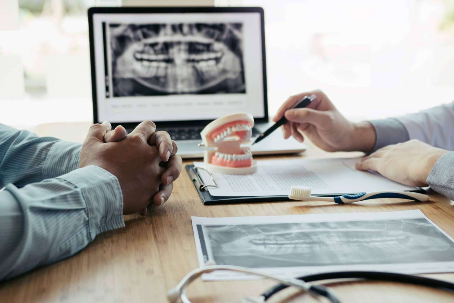 Recuperar la sonrisa con implantes dentales de zirconio en DeltaDent, la clínica de Madrid experta en biocompatibilidad