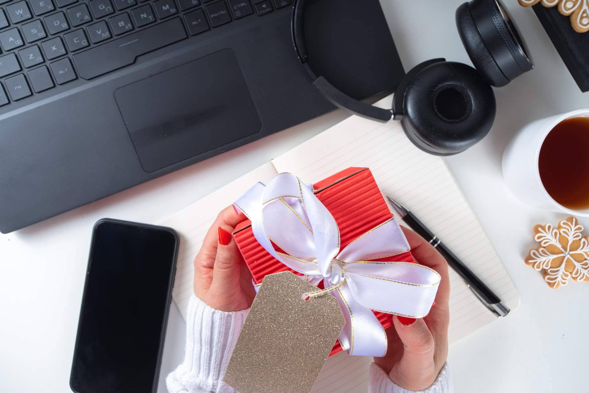 Carandre y la importancia de entregar regalos corporativos en un negocio
