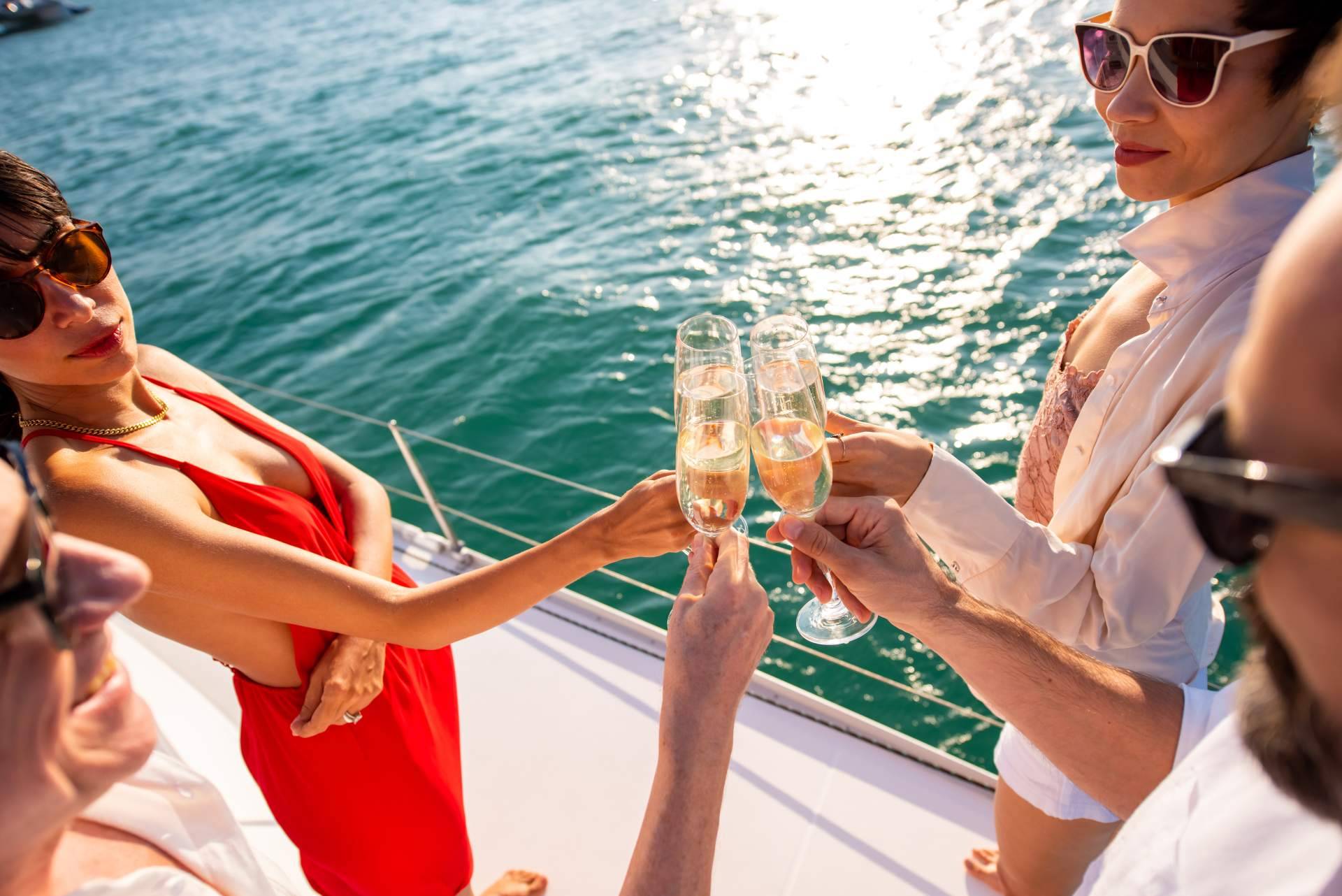 Celebrar una despedida de soltero en barco por la costa alicantina con Karamba