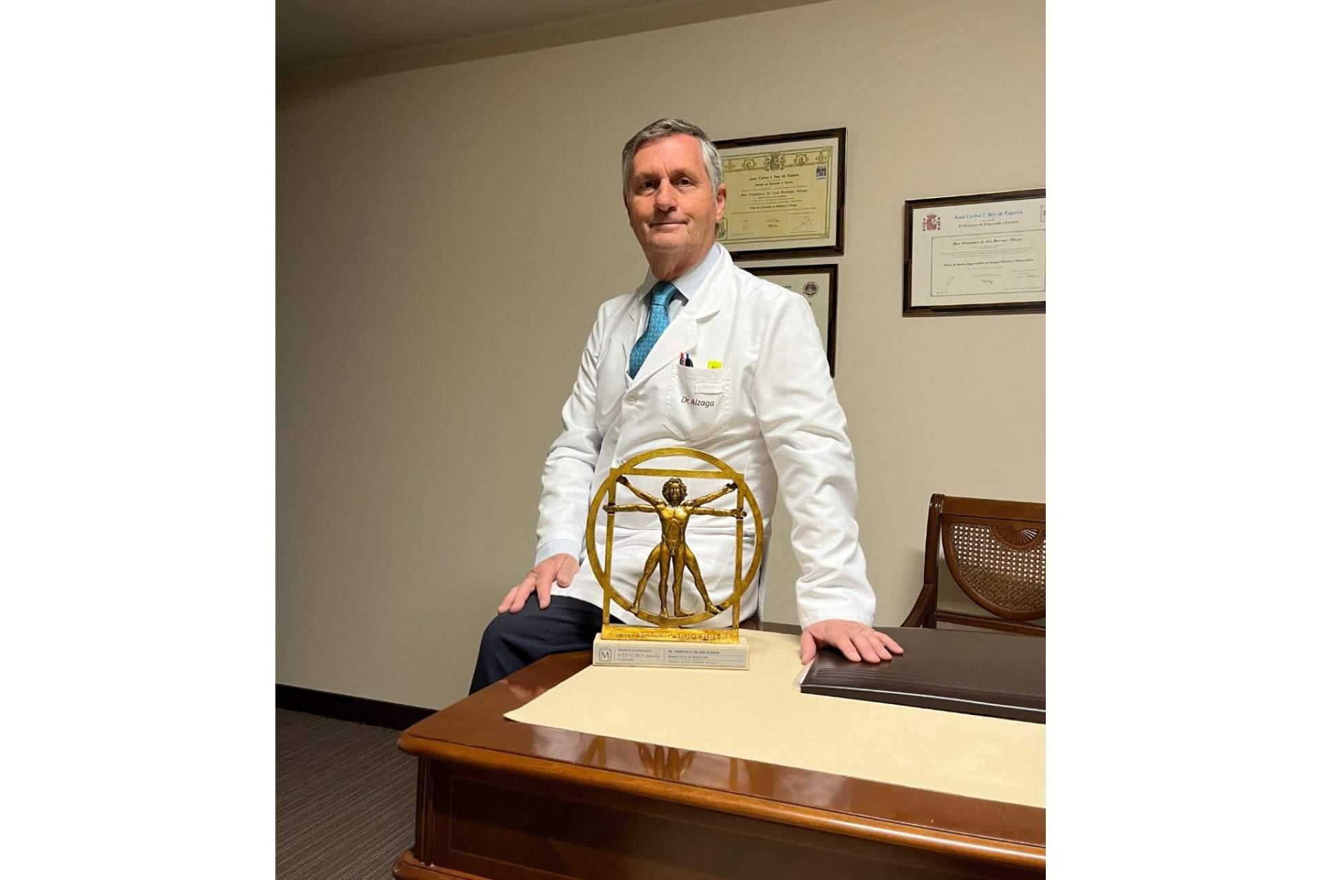 El Premio Nacional de Medicina Siglo XXI en la categoría de Cirugía Plástica de Mamoplastia de Reducción va para el Dr. Alzaga