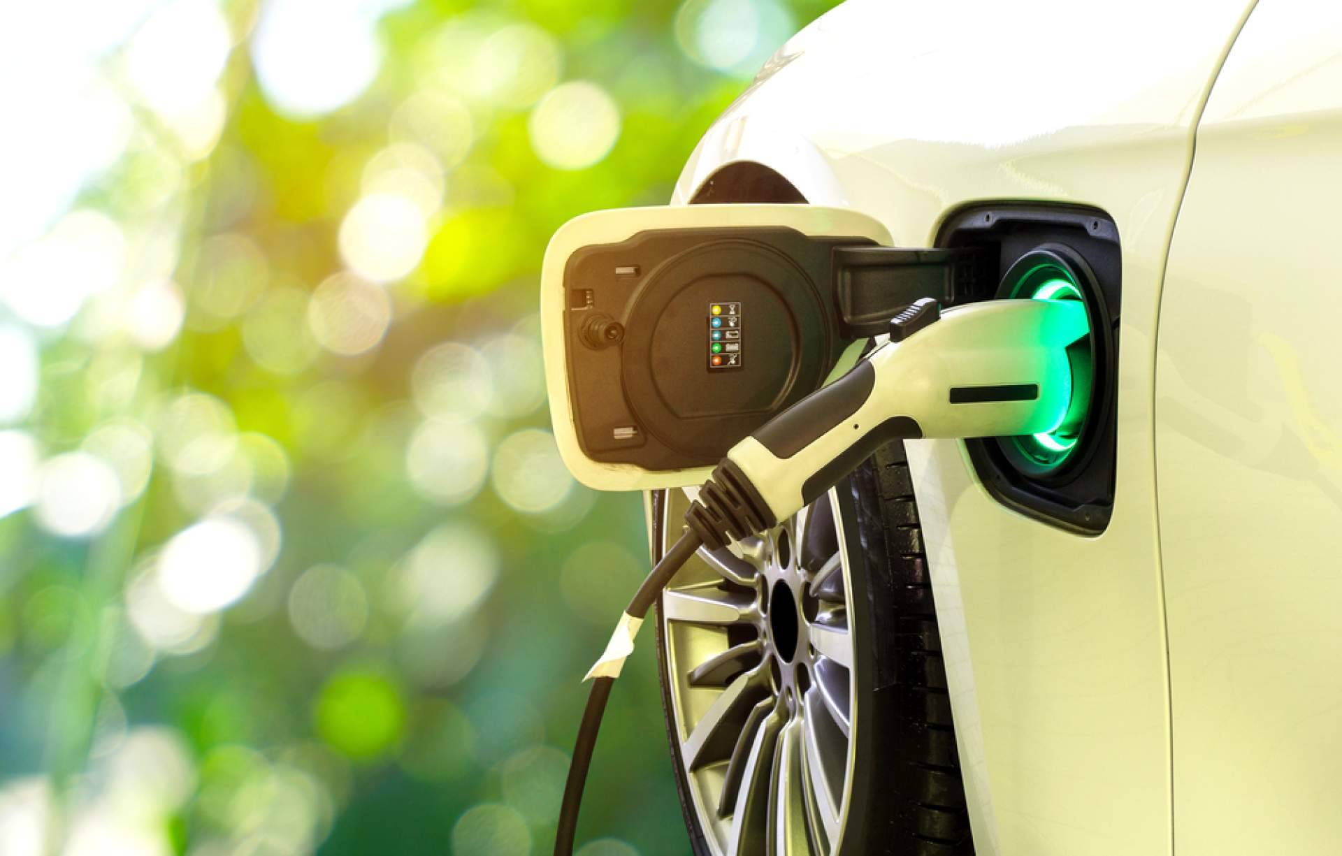 Solar Placa enumera los beneficios de instalar un punto de recarga para coches eléctricos en casa