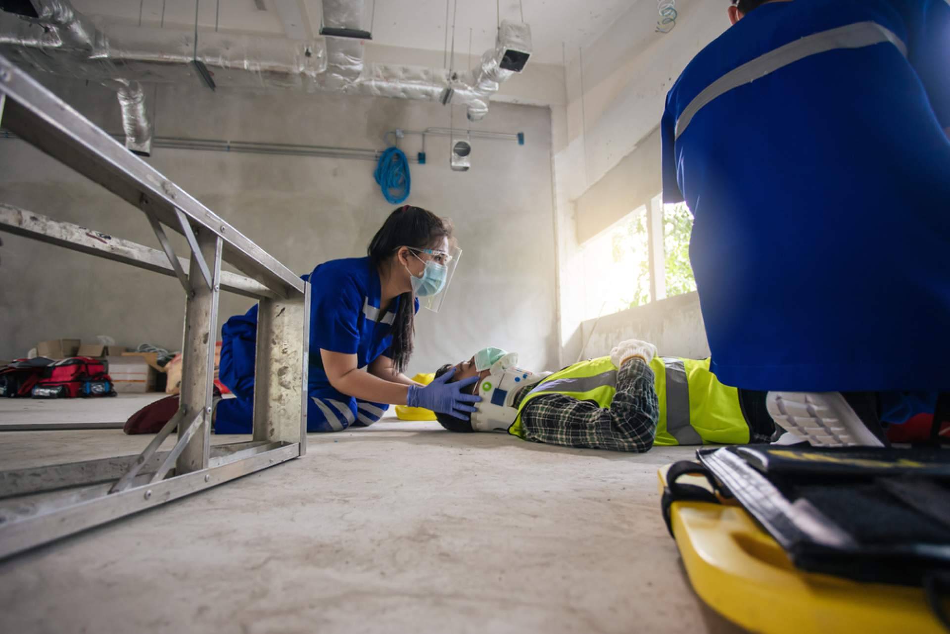 Dispositivo de hombre muerto para cuidar de los trabajadores en actividades de riesgo, con Tracmi
