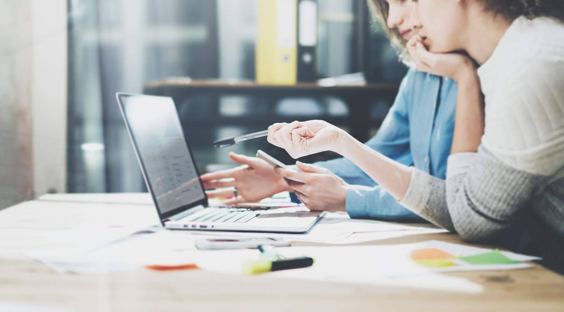 Empresa de conciliación familiar dedicada la marketing digital, Aby Group