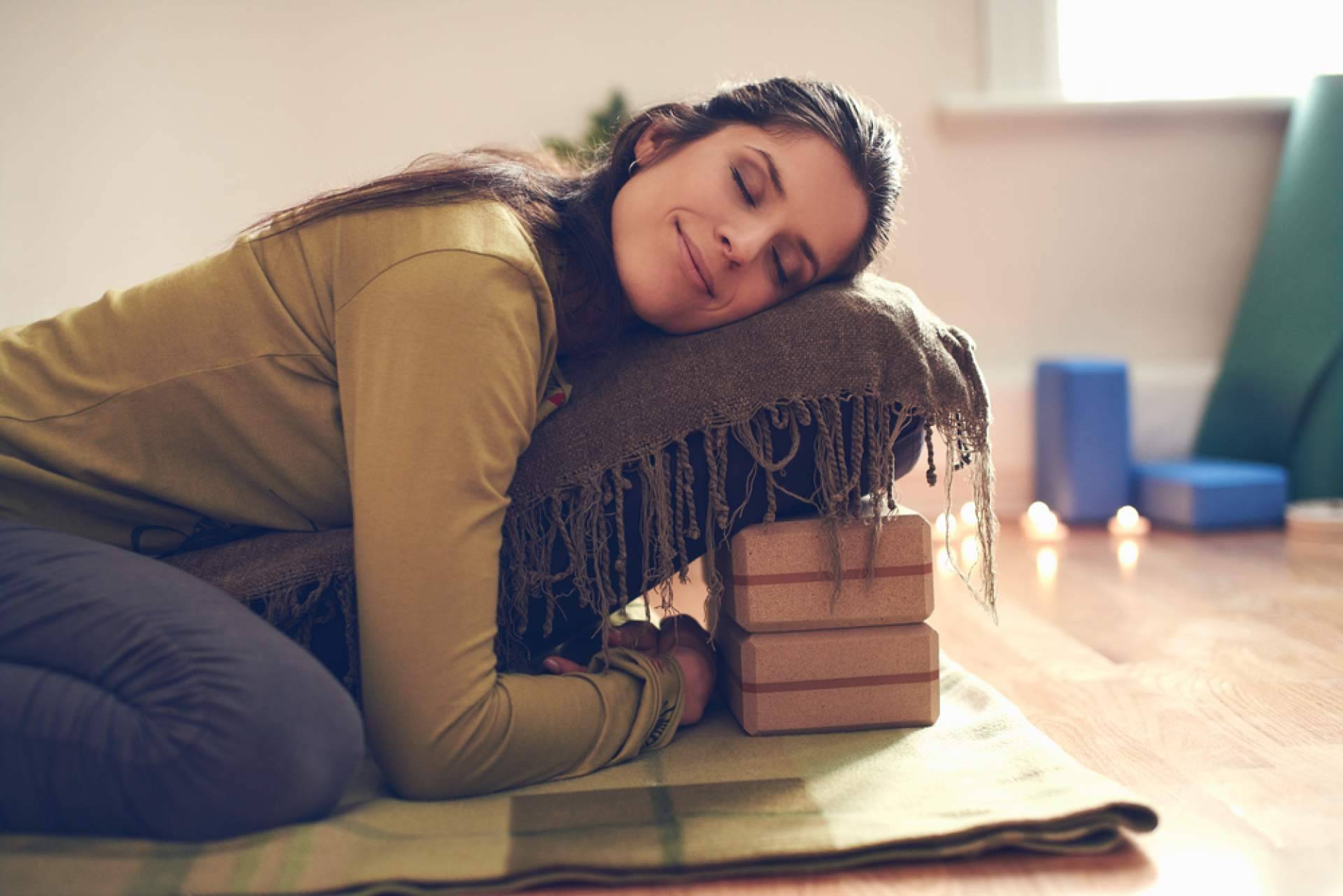 Los beneficios del yoga terapéutico, de la mano de Shakandi