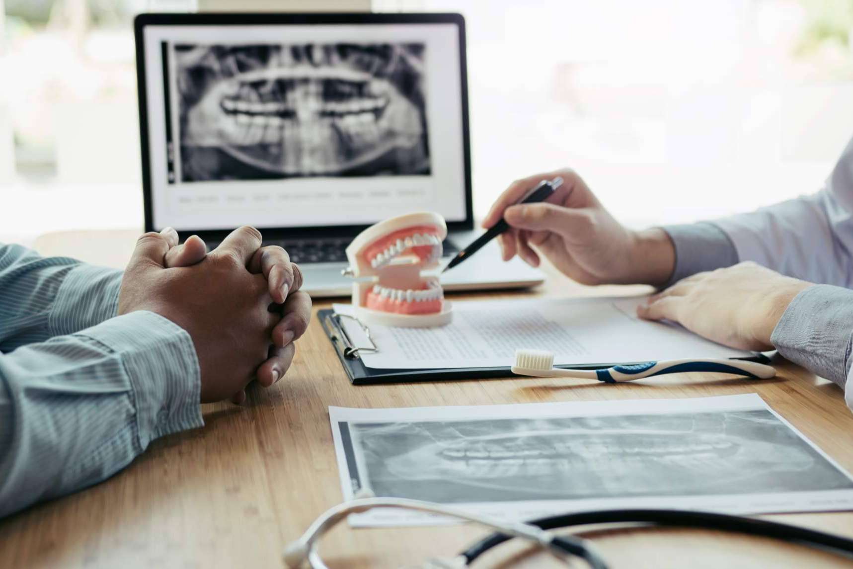 Witizz aplica implantes dentales con calidad garantizada