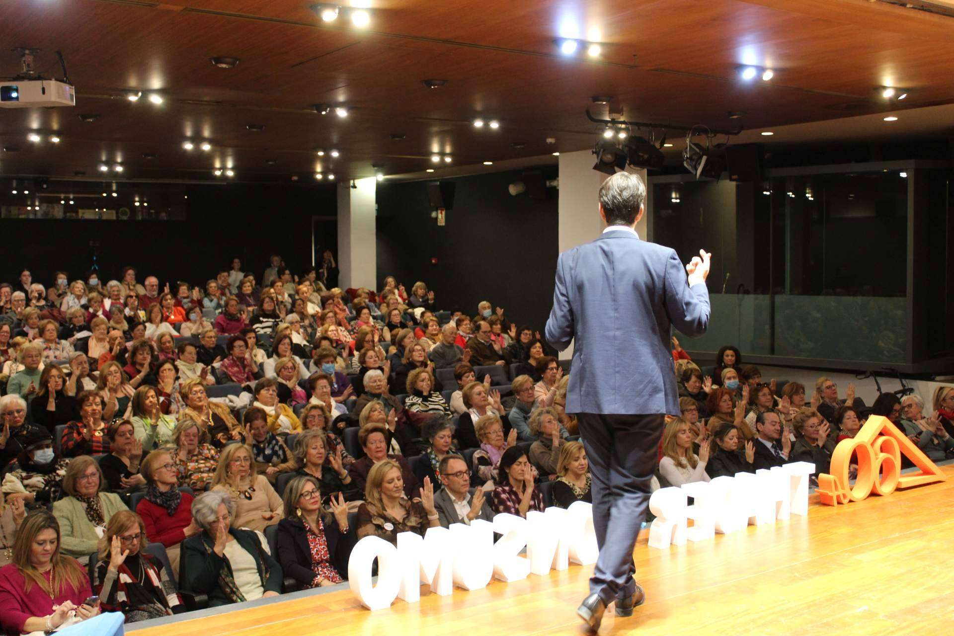 La presentación del libro 'Las 10 claves del bienestar' acoge a más de 200 personas