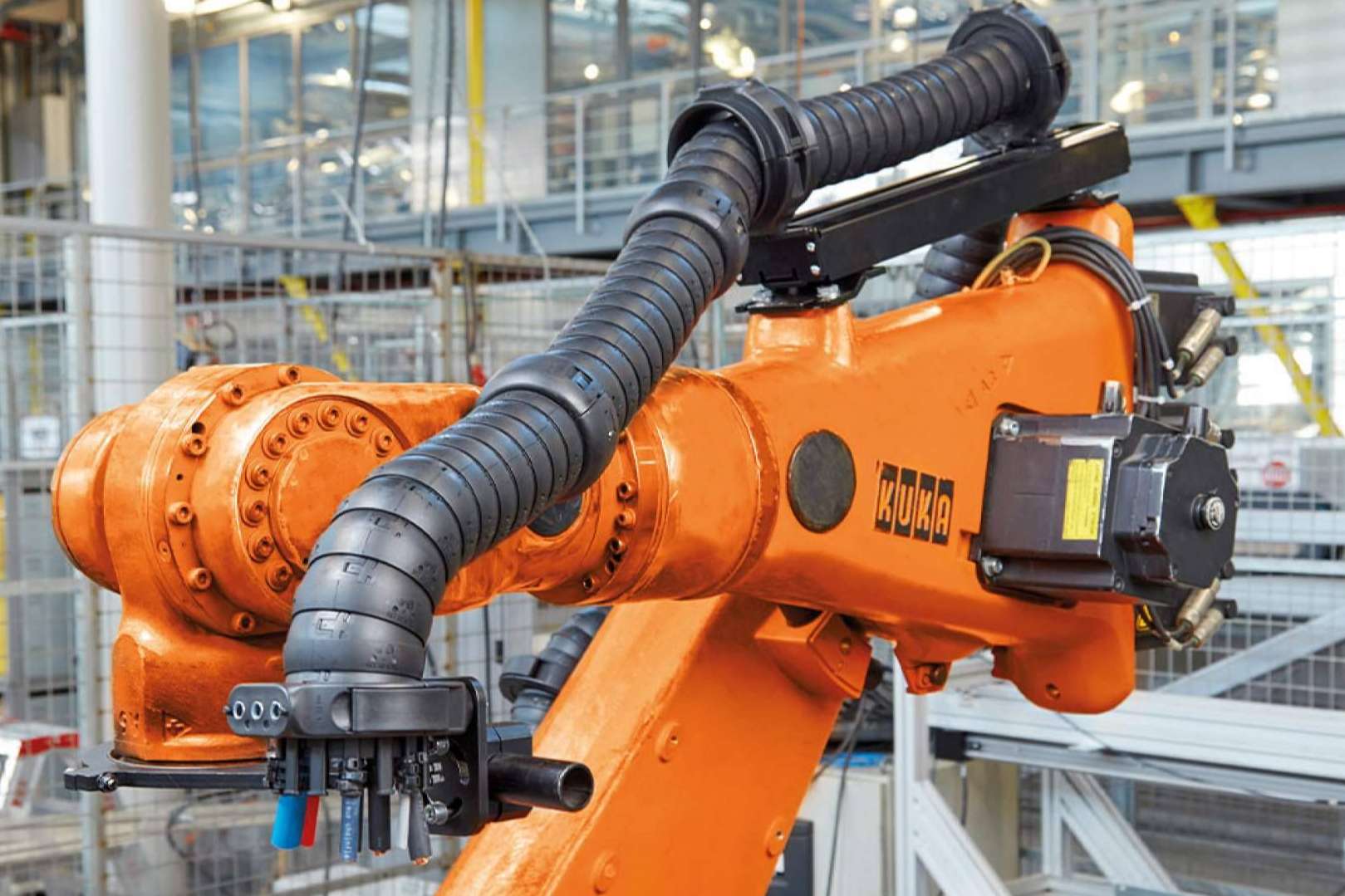 Conocer los beneficios de las cadenas portacables triflex para equipar con éxito robots industriales