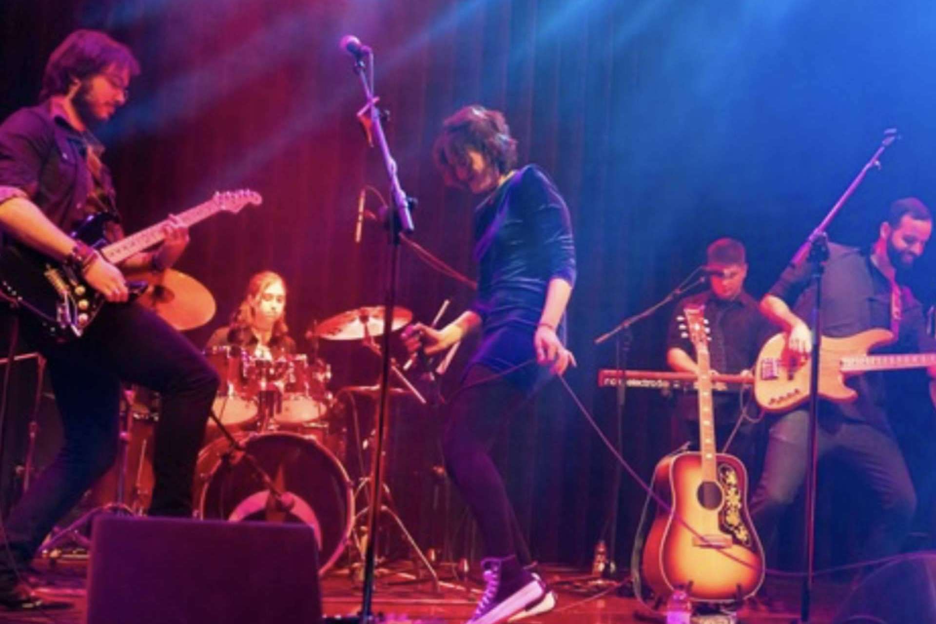 Luna de Marte ha acompañado a la muestra de arte ‘Contrapunto’ con un concierto en acústico