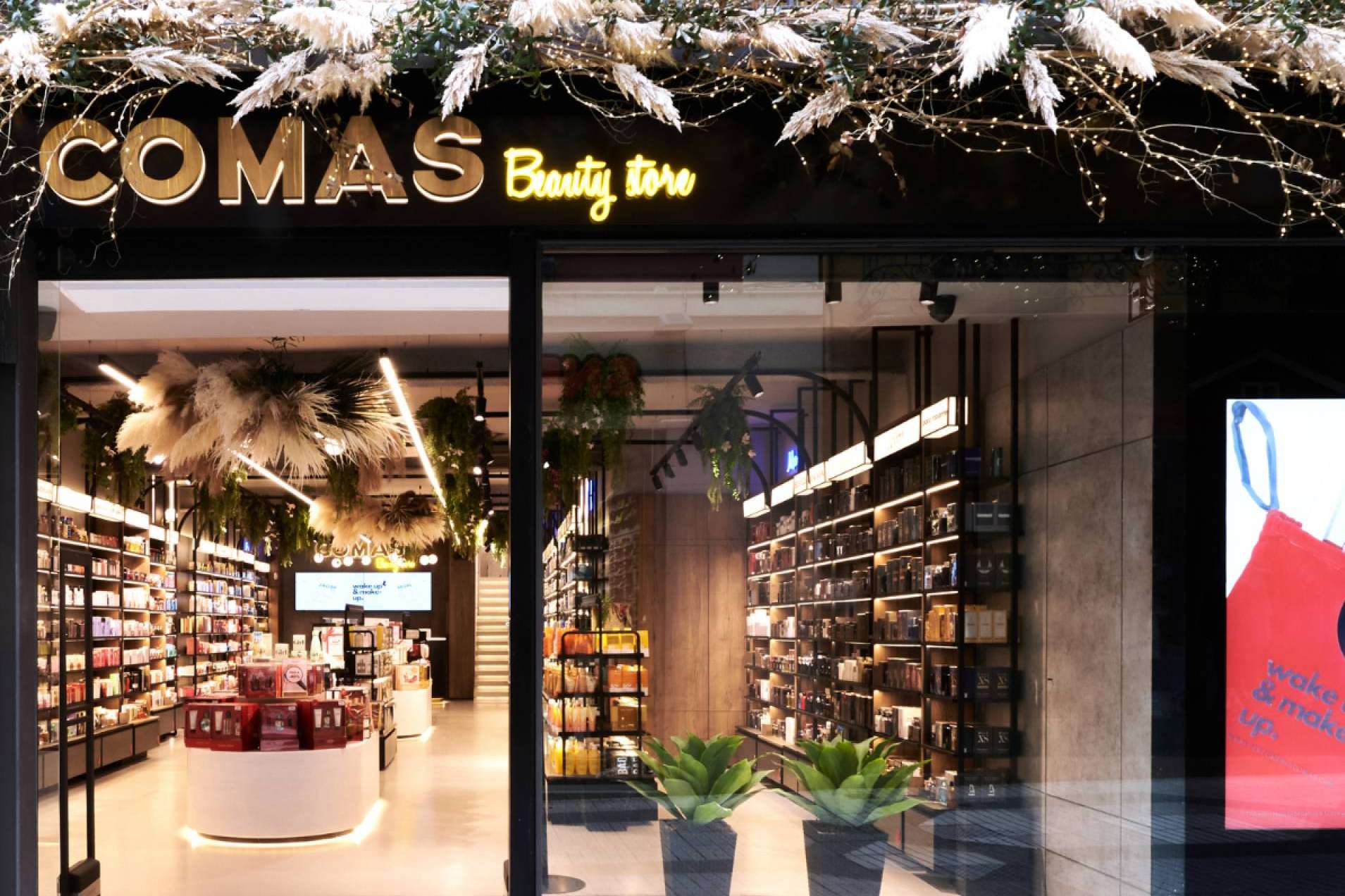 Un lugar donde conseguir perfumería de lujo, Perfumería Comas