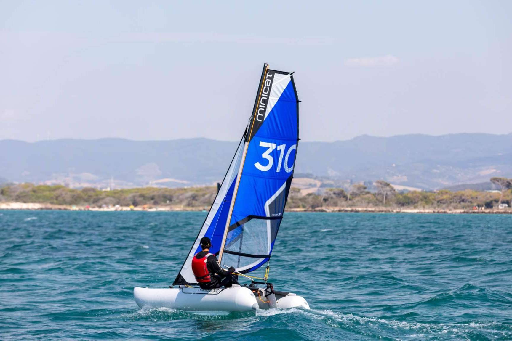 La empresa distribuidora exclusiva en España de mini catamaranes, hinchables y desmontables, Nauticmar