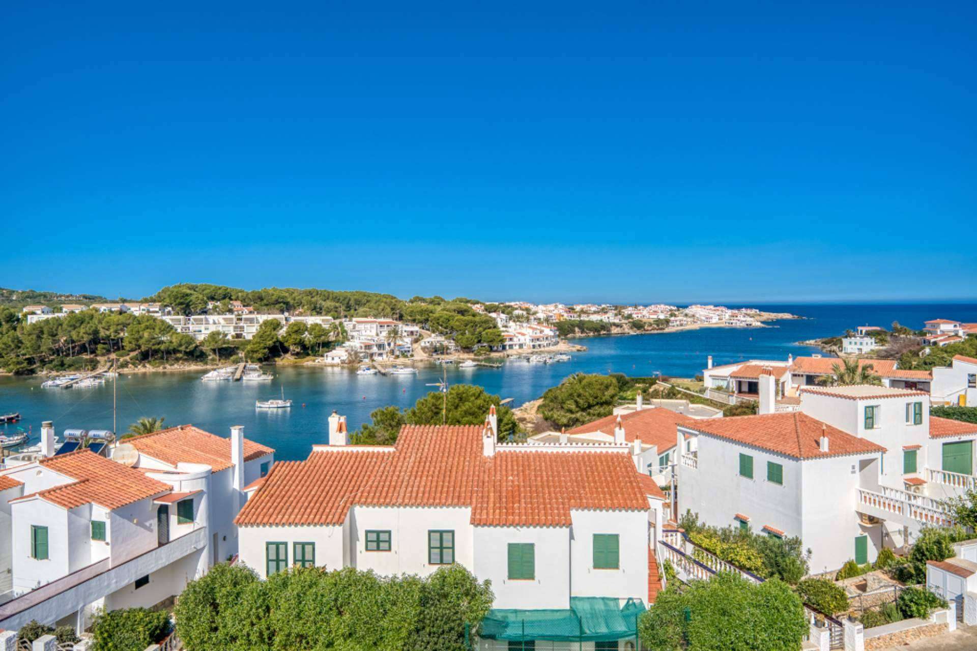 La agencia inmobiliaria que brinda una gran variedad de casas en Menorca es Home Menorca
