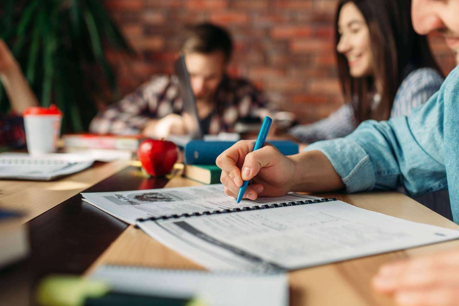 Asesorar y reorientar a los alumnos a través del Instituto de Estudios y Empleo y su servicio de consultoría de educación y empleo