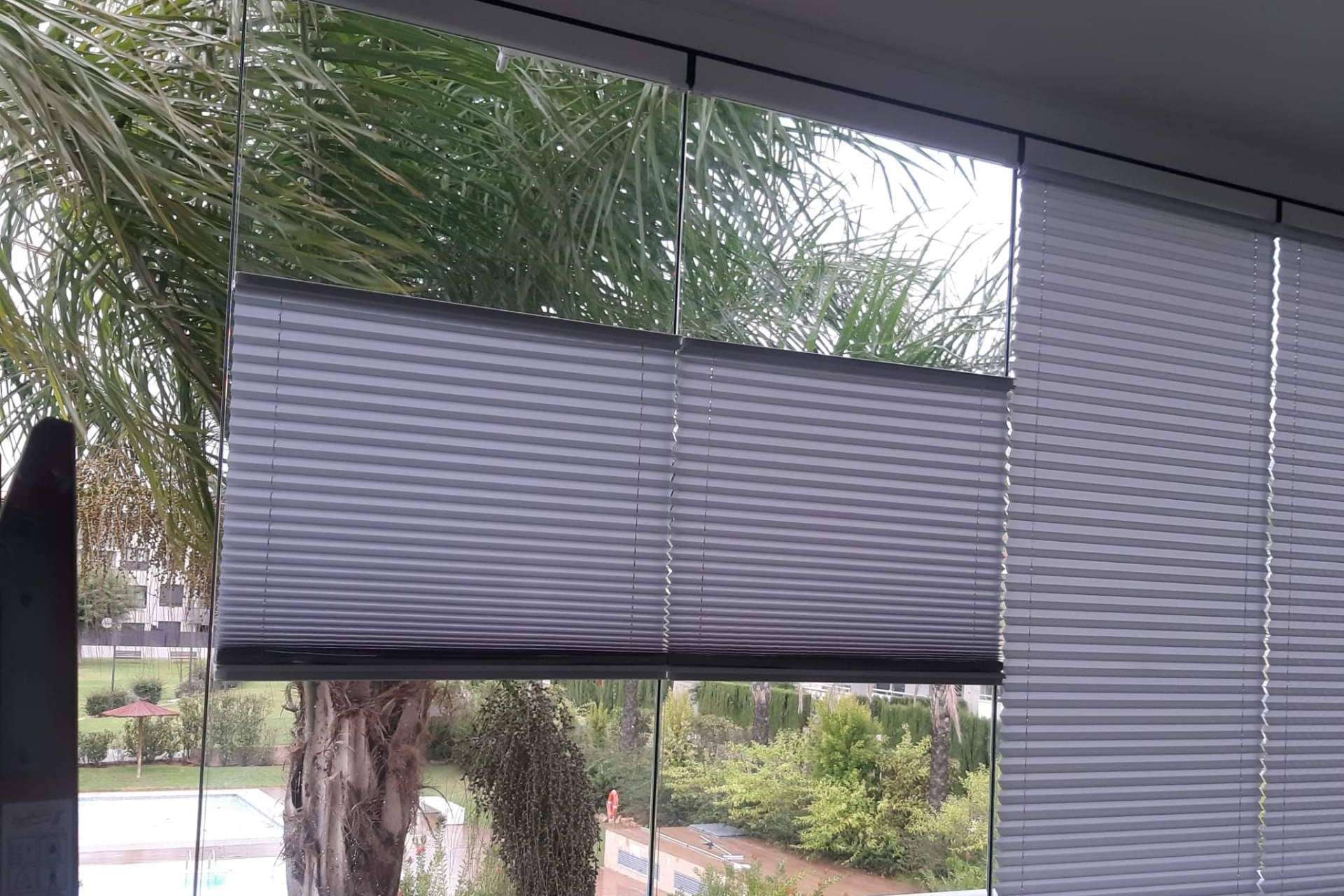 Estores para cortinas de cristal y terrazas acristaladas con la firma Proftek