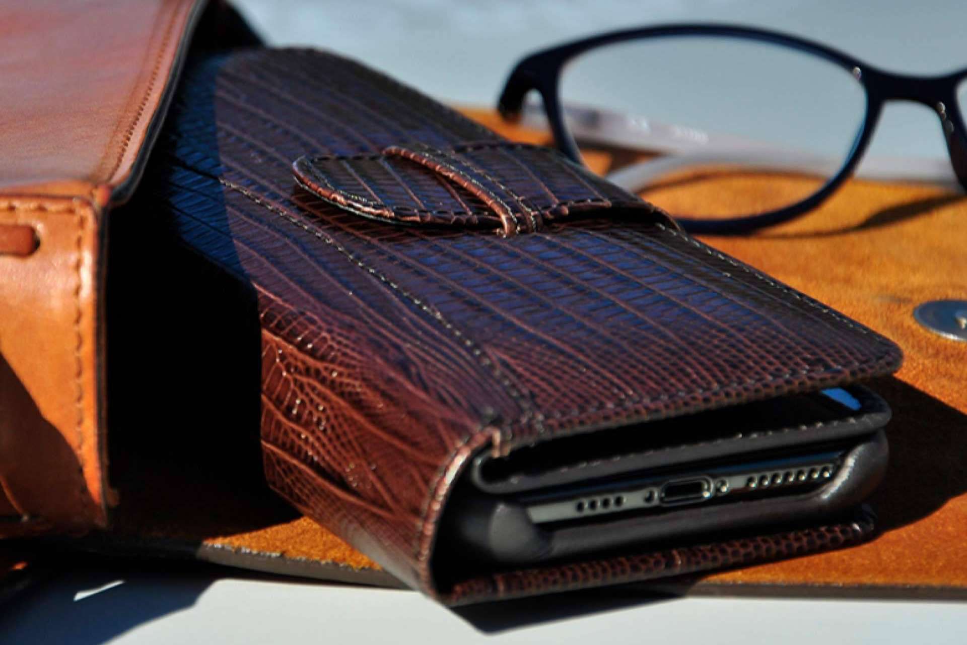 Una cartera de piel porta móvil cómoda, versátil y práctica, Walletmagnum de Piel Frama