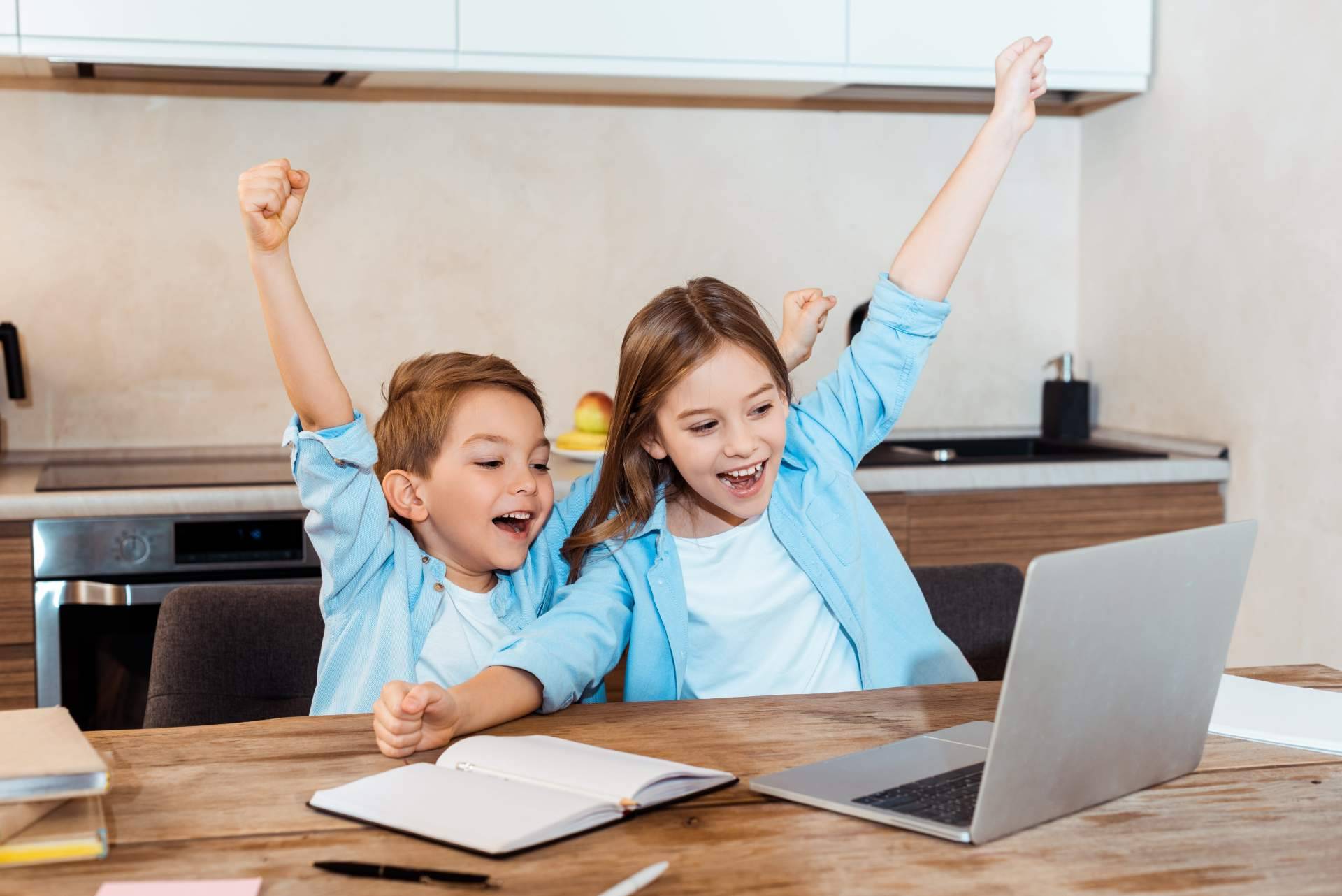 Los profesores nativos de La Casita de Inglés ofrecen clases de inglés online para hermanos
