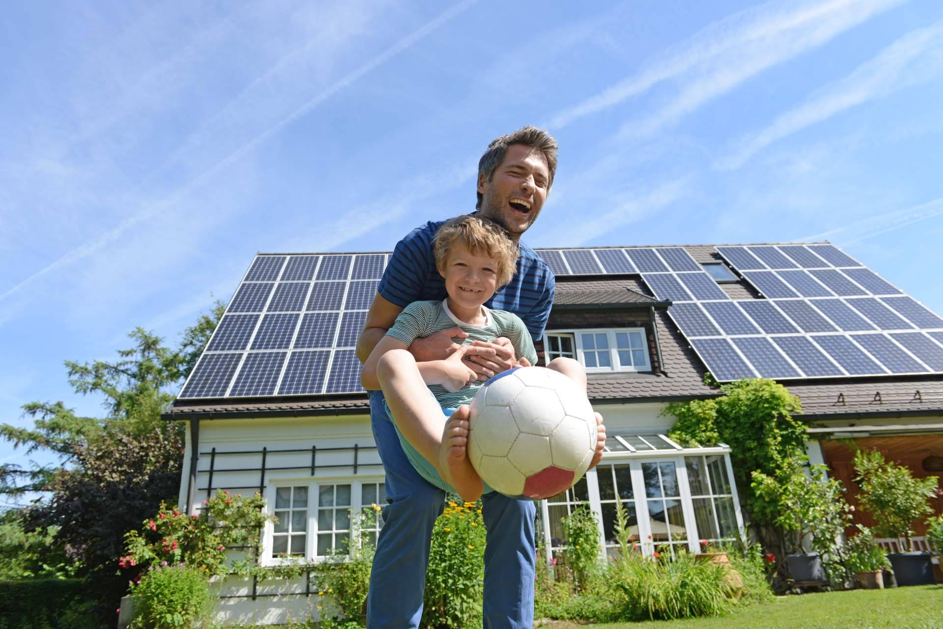 Soof  explica cada cuanto tiempo se tiene que cambiar una placa solar y realizar su mantenimiento