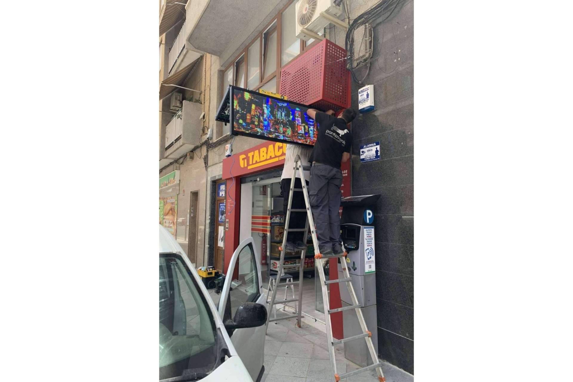 Una herramienta clave para la publicidad exterior de hoy, las banderolas electrónicas