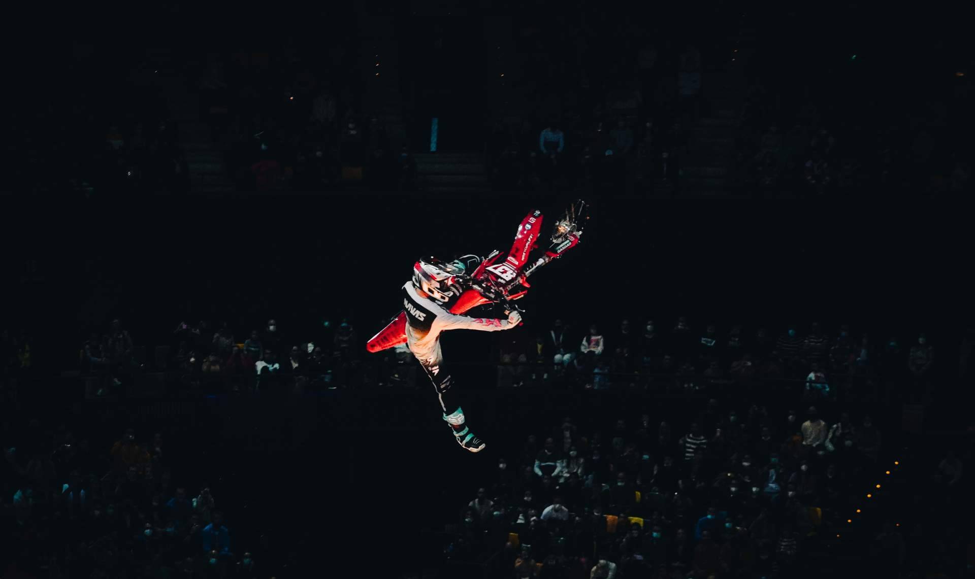 El 25 de marzo, llega por primera vez a Barcelona el Freestyle World Tour