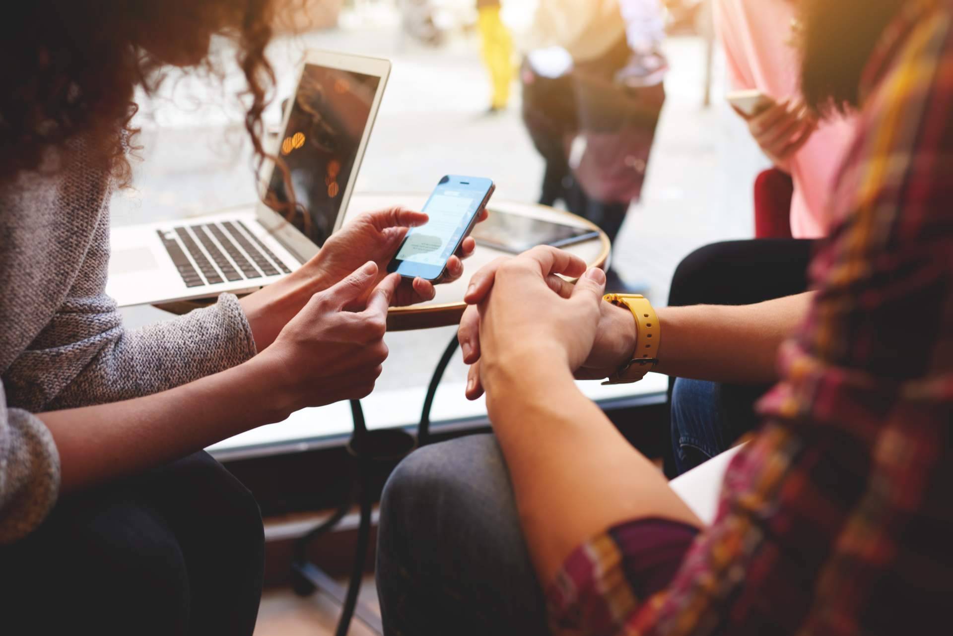 Cómo aumentar la velocidad de internet; wifi vs. fibra óptica plástica