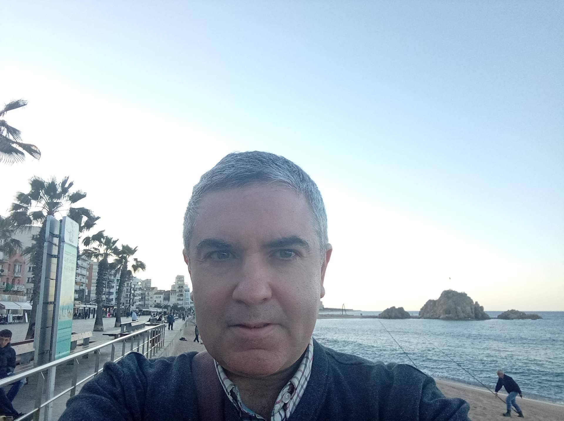 Carlos José Gil Soler ha publicado su segundo libro llamado 'Soledades y silencios', un relato que juega con la poesía
