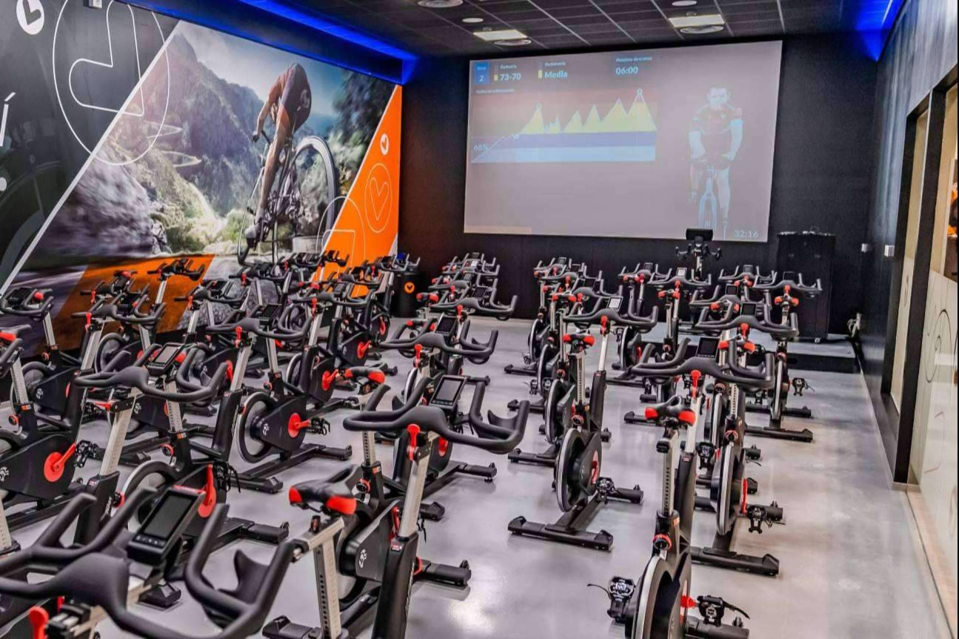 ¿Qué opciones de entrenamientos de cardio se ofrece en los gimnasios de VivaGym?