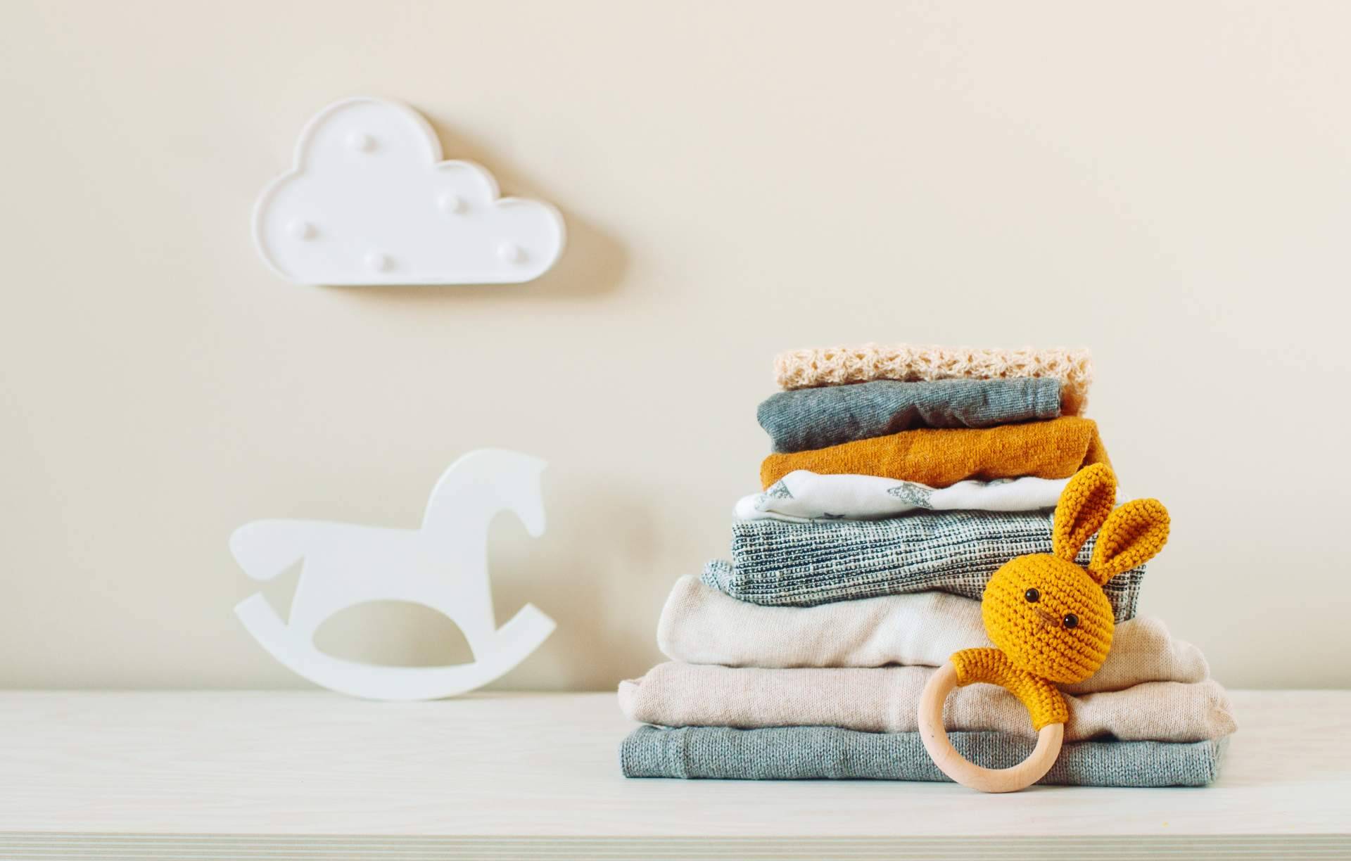 Cuidar la piel de los más pequeños con la chaqueta y pantalón para bebés de Baúl de Algodón