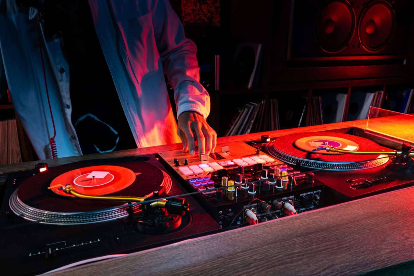 Vuelve el formato de disco clásico con la fiesta Puro Vinilo Space por Space of Sound, Phil Weeks será la estrella a los platos