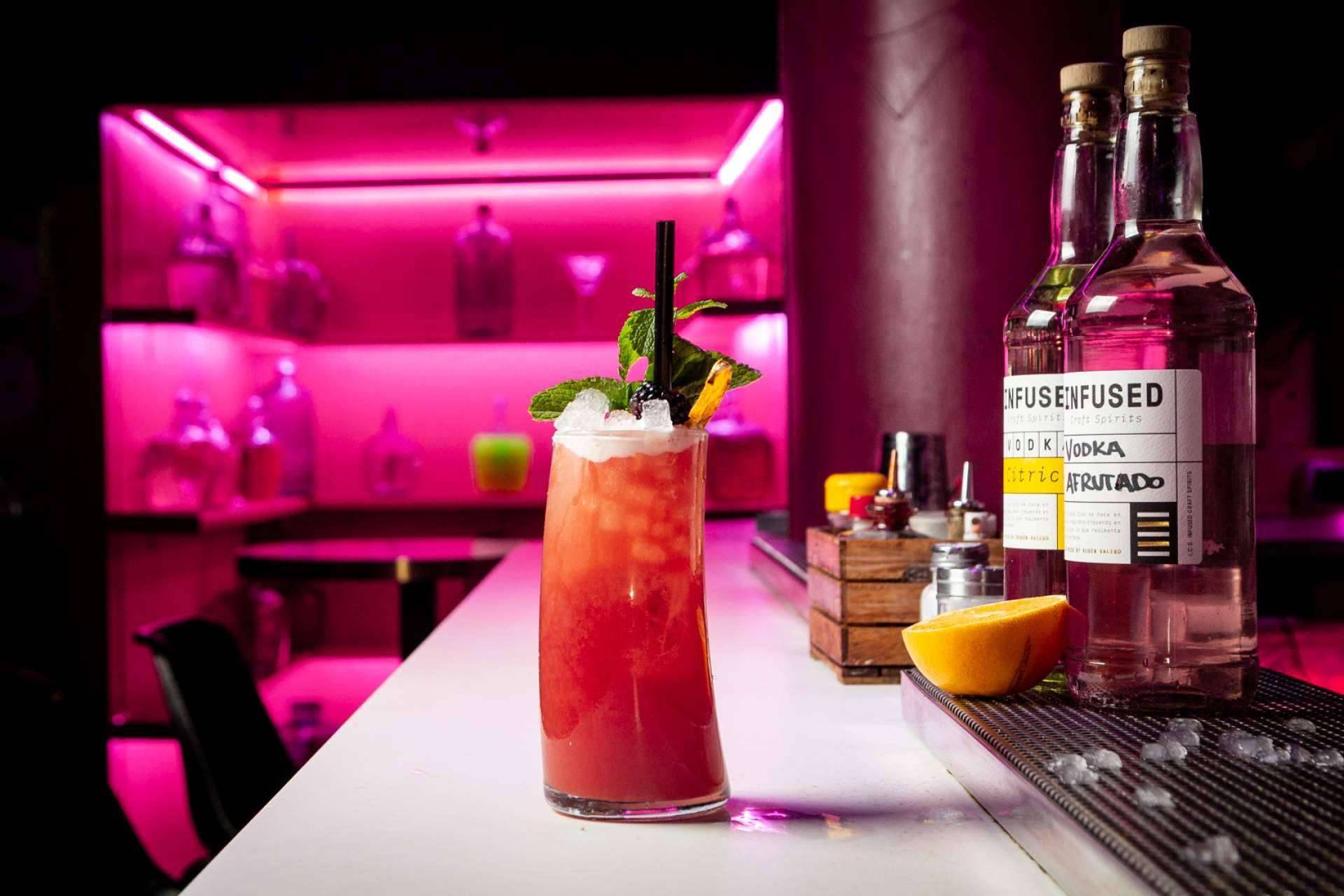 Degustar cócteles buenos en Enbabia Infused
