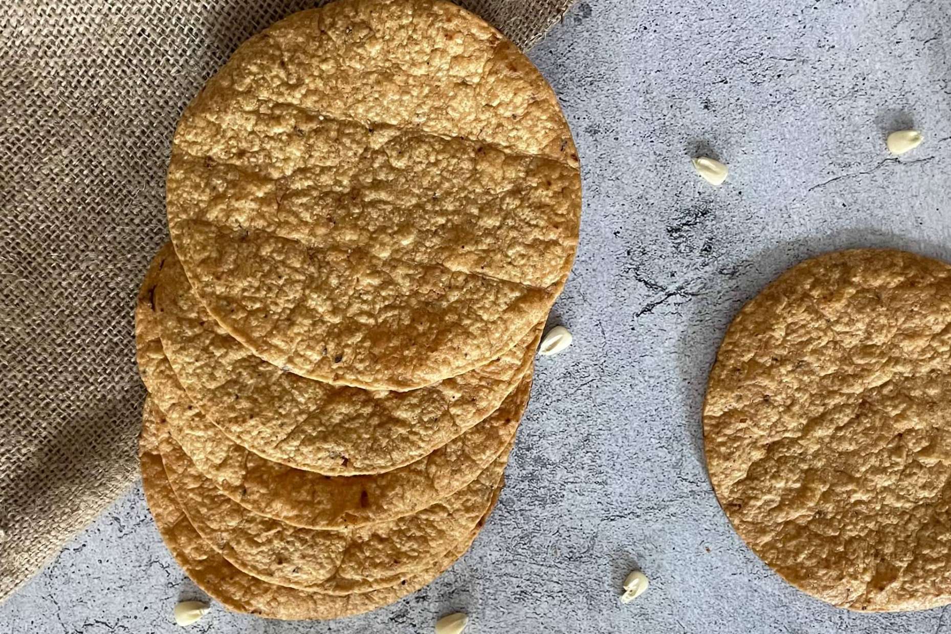 Dos productos irresistibles de Maíz Maya con origen en las culturas prehispánicas mexicanas, los totopos y tostadas