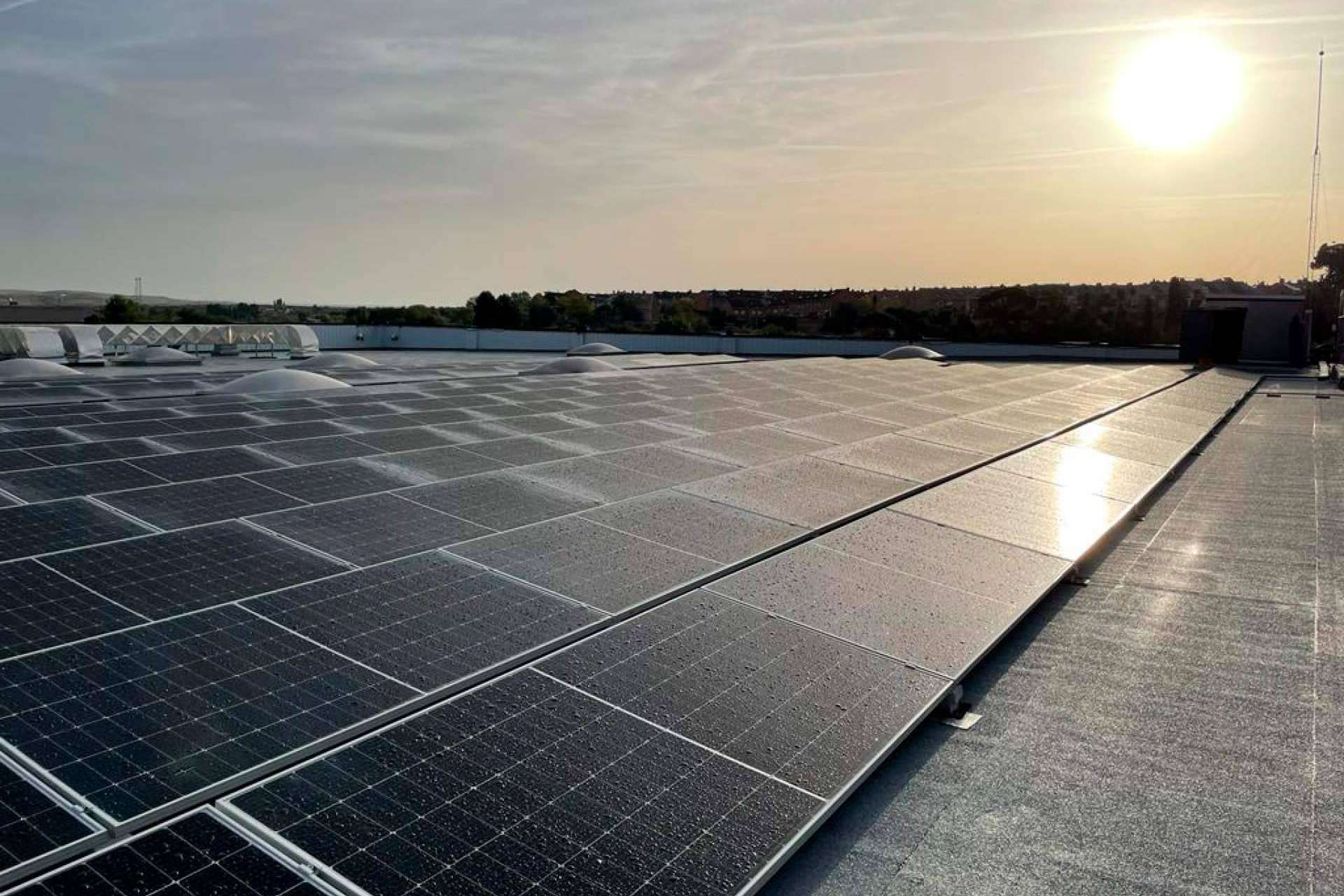 E4e Soluciones proporciona soluciones de autoconsumo fotovoltaico para ahorrar energía en el sector industrial