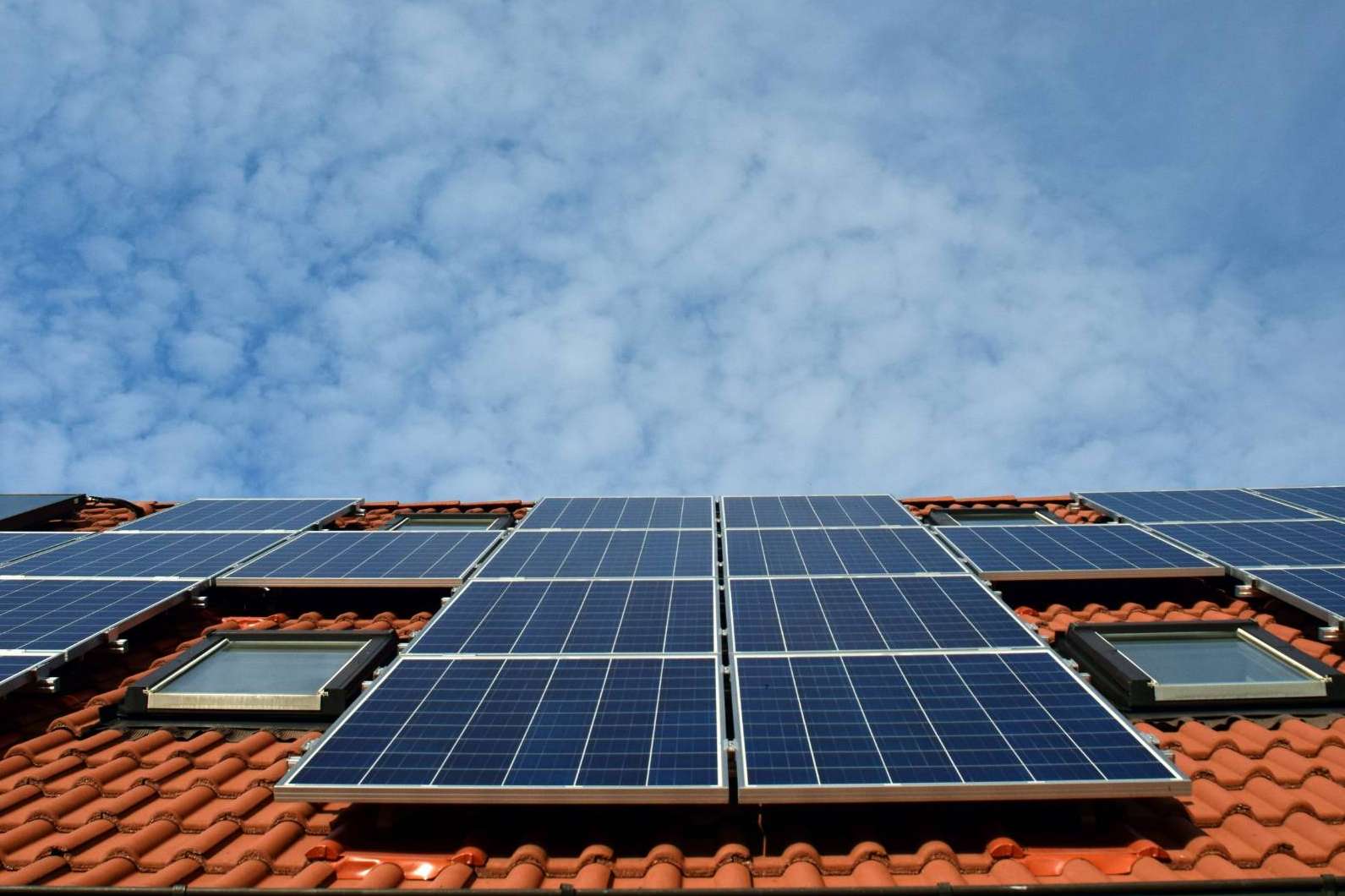 Instalación de paneles solares en viviendas unifamiliares, empresas y comunidades