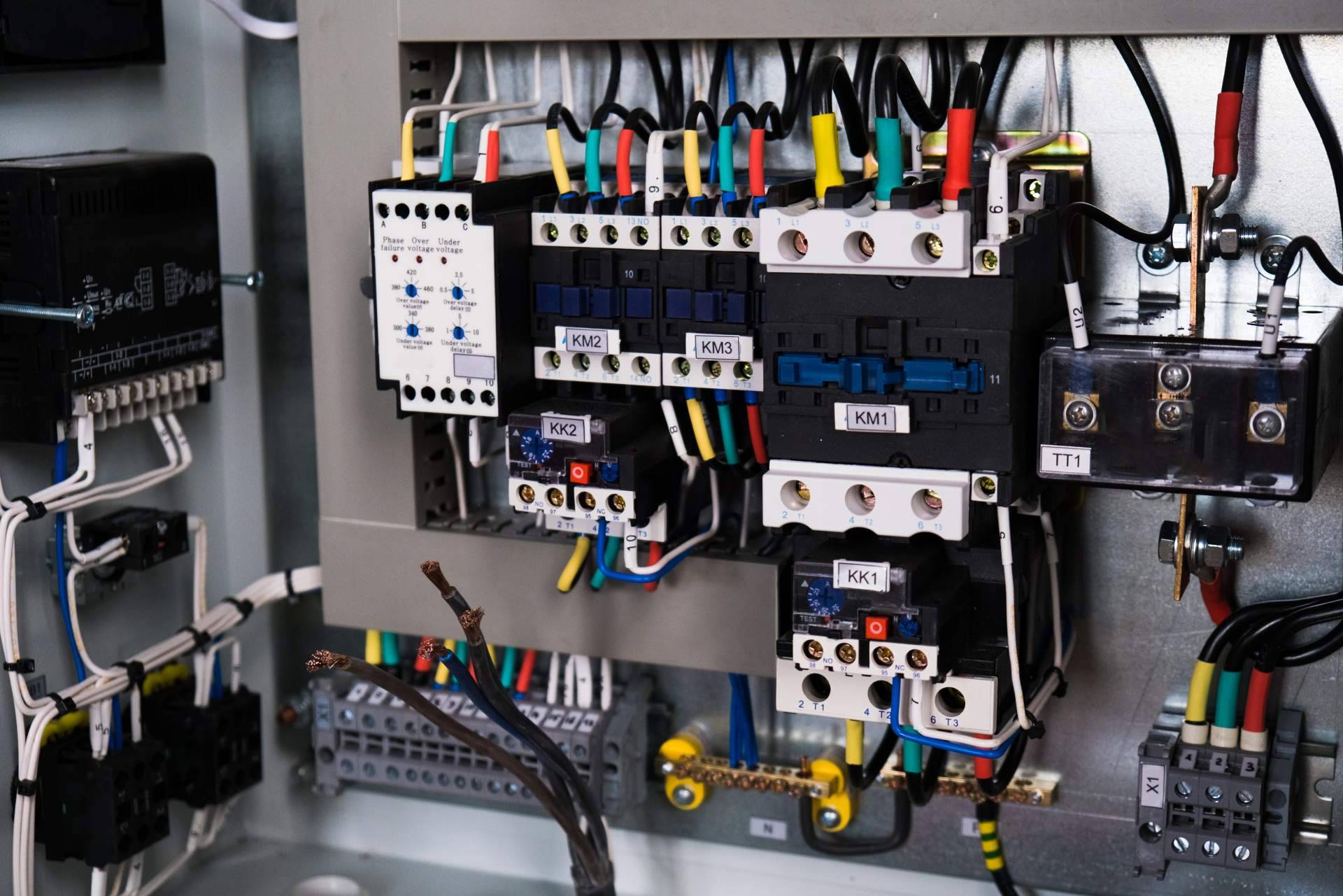 Cadenza Electric, distribuidor de material eléctrico que cuenta con suministros de primera calidad