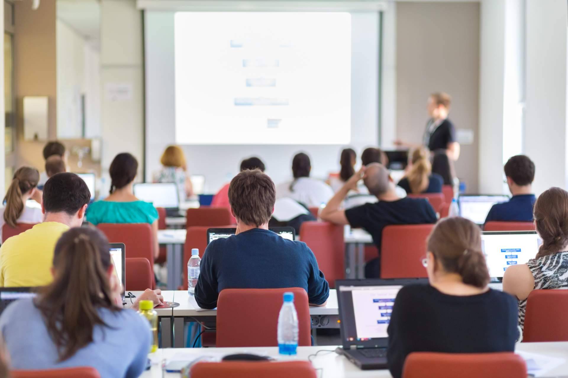 La alternativa sostenible y económica en tecnología para empresas e instituciones educativas, Ordenador Outlet
