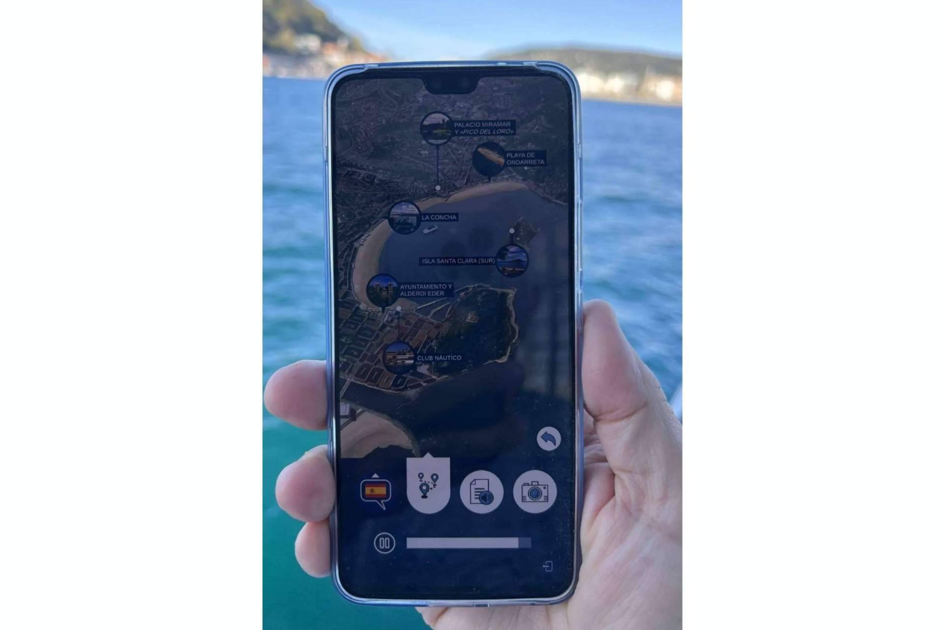 El catamarán Ciudad de San Sebastián ofrece un paseo marítimo ideal para conocer toda la costa de la localidad