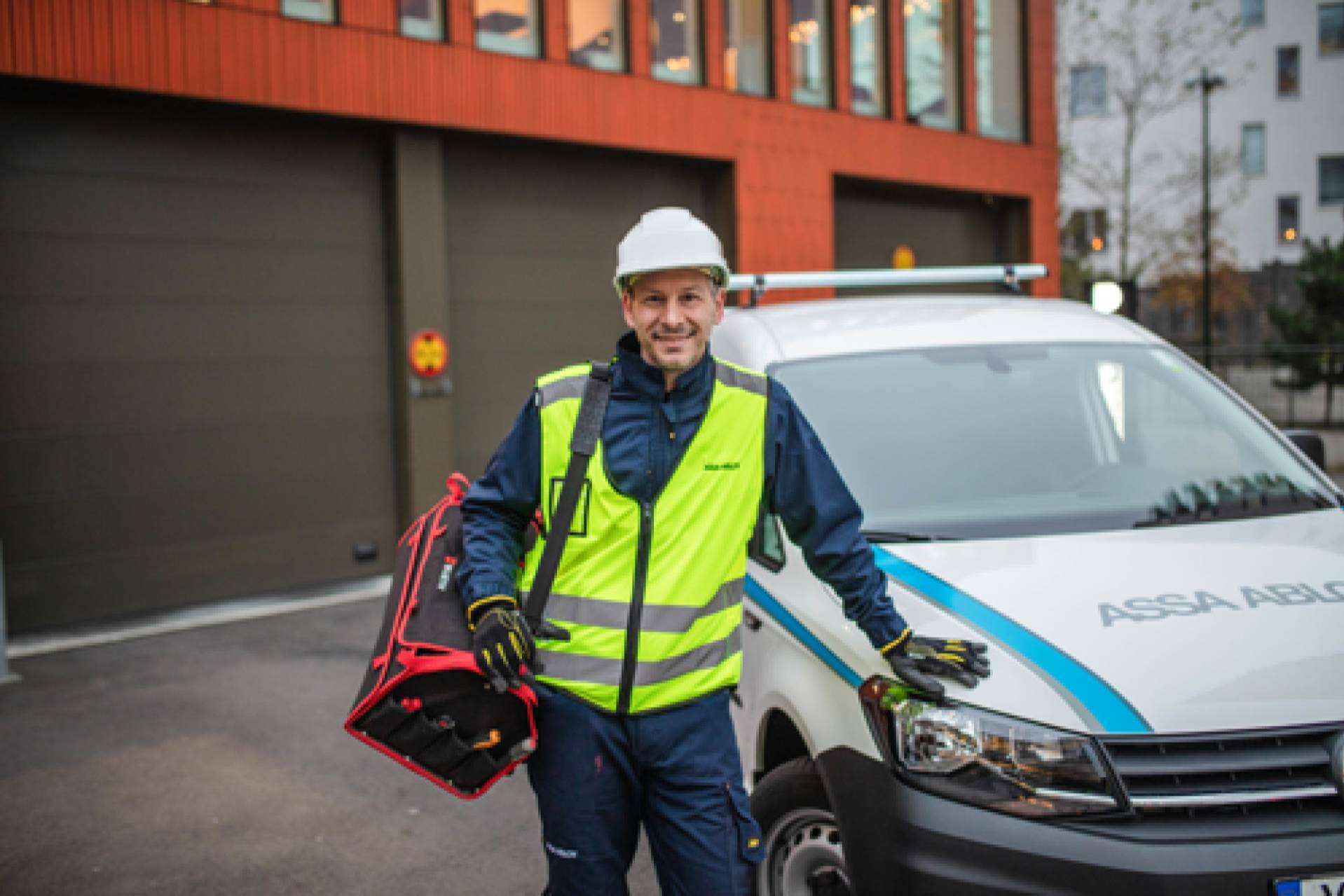 El mantenimiento para las puertas automáticas industriales y peatonales, ASSA ABLOY explica las diferentes normativas