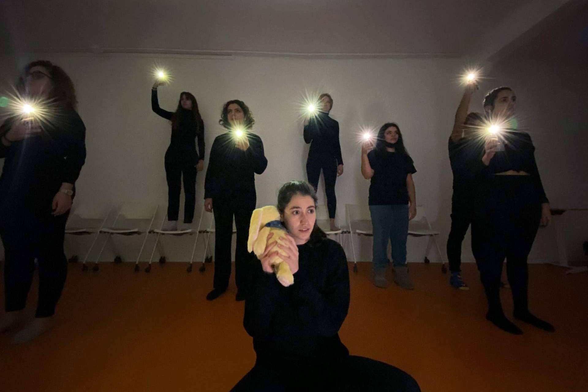 El teatro universitario permite la exploración de temas relevantes y la promoción de la reflexión crítica sobre la sociedad y la cultura