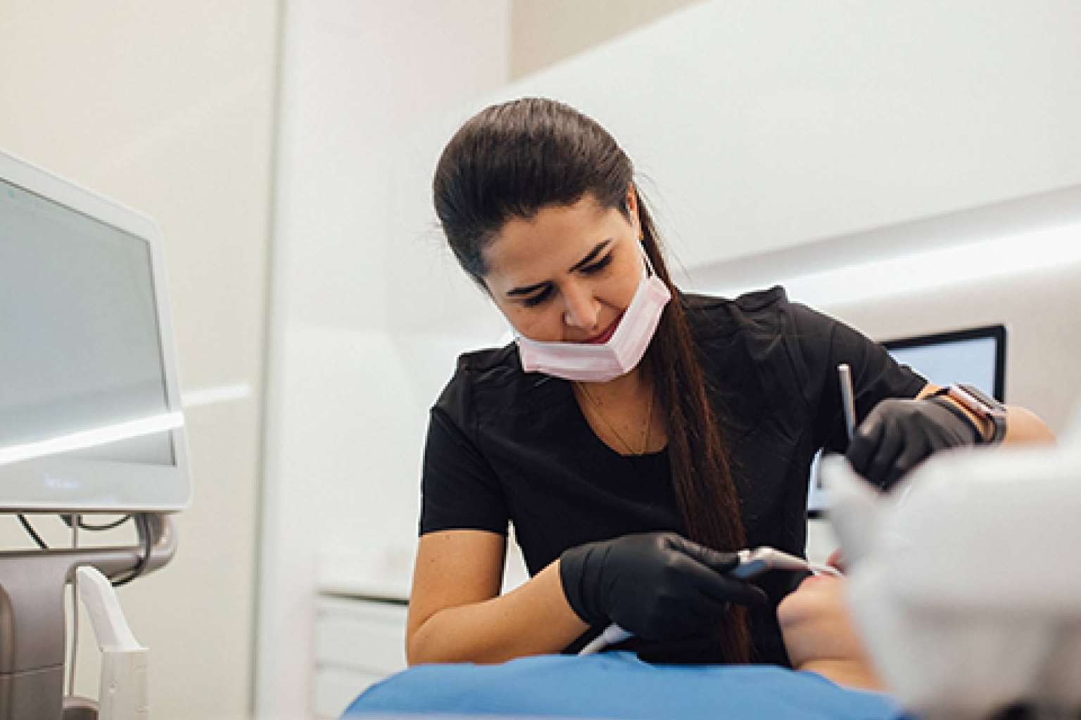 Todo lo fundamental sobre la ortodoncia invisible en Barcelona, con Clínica Dental Claris