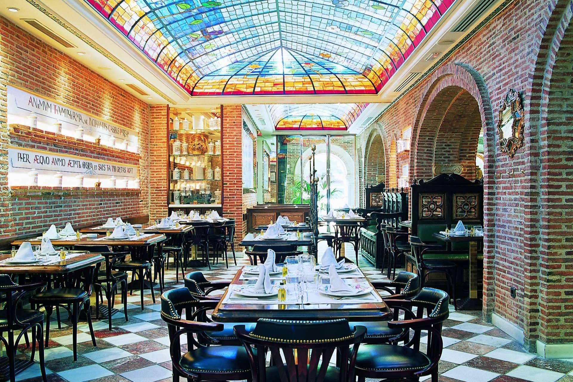 El restaurante Tasca La Farmacia ofrece una experiencia gastronómica auténtica en Madrid