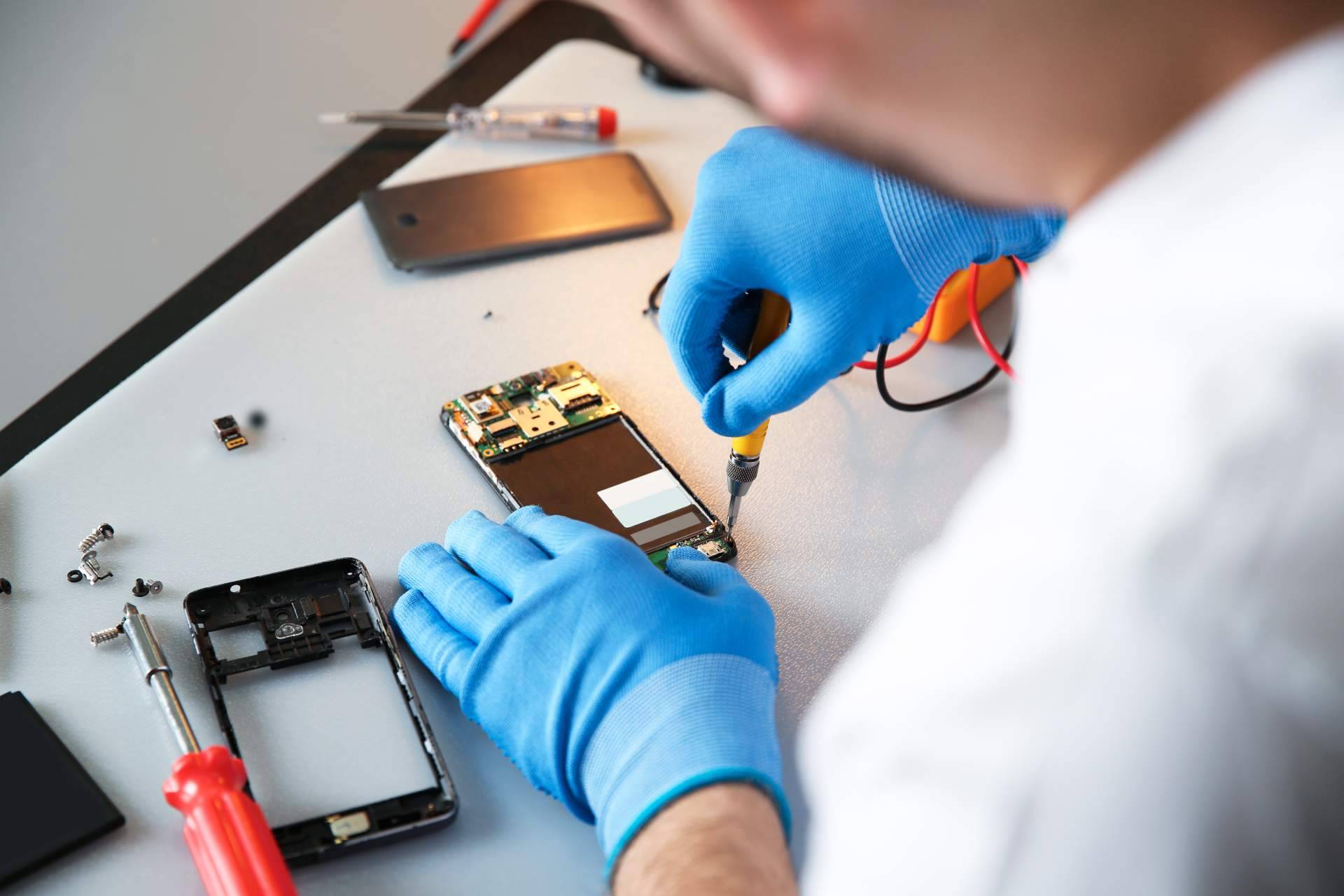 Reparar un teléfono móvil en casa o en tienda con la solución rápida y eficiente de Mundo del Móvil