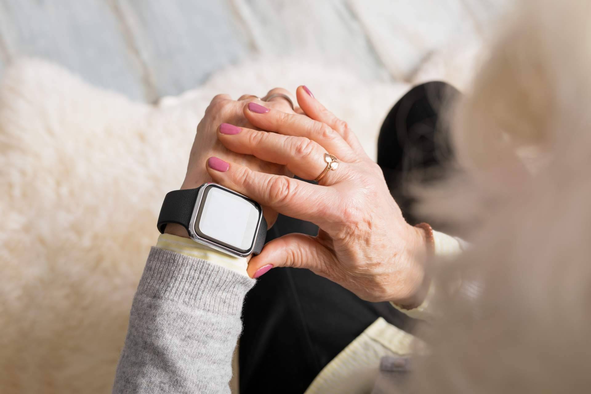 El reloj localizador para personas dependientes diseñado por Tracmi